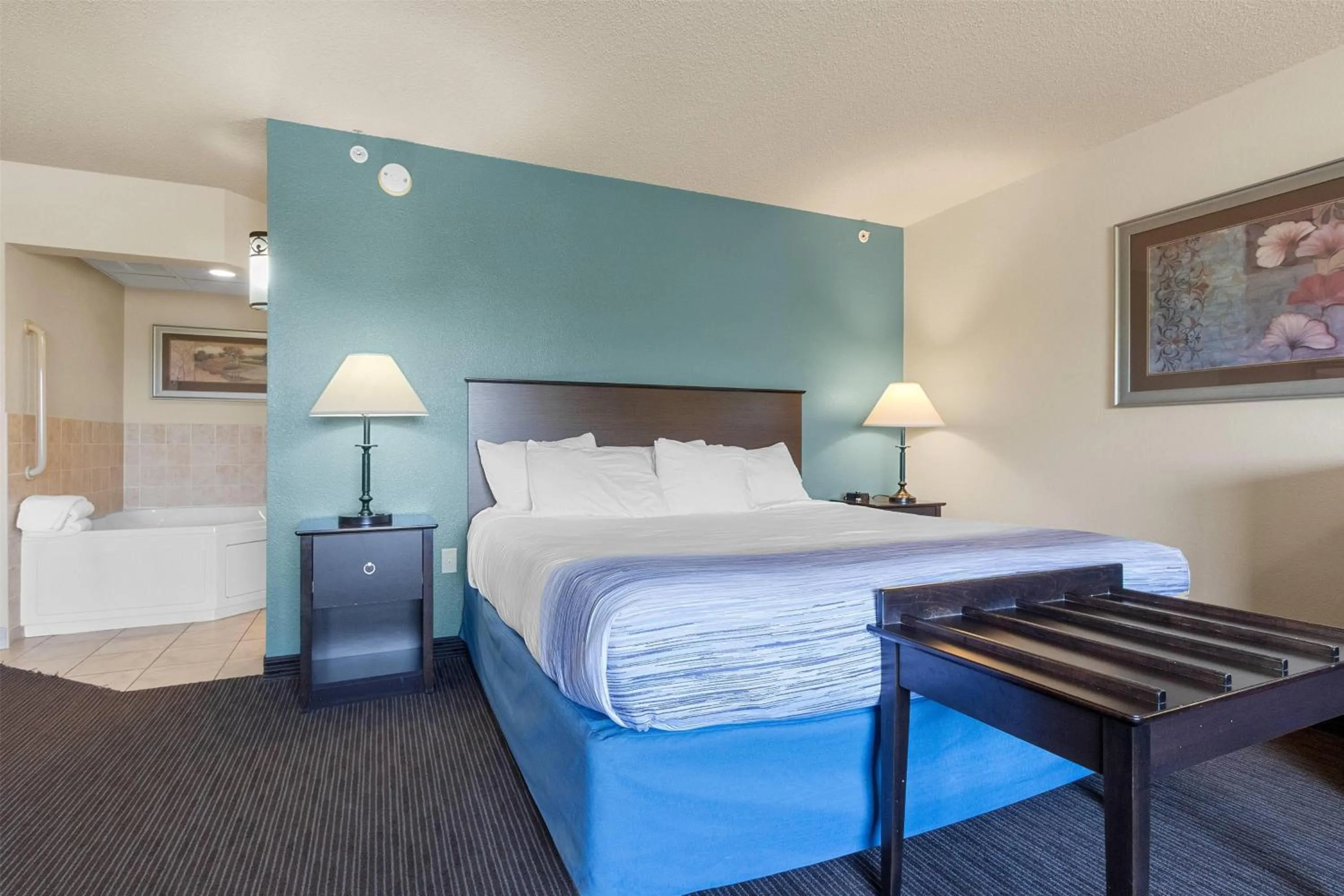 Photo of the whole room, Bed in AmericInn by Wyndham Green Bay East