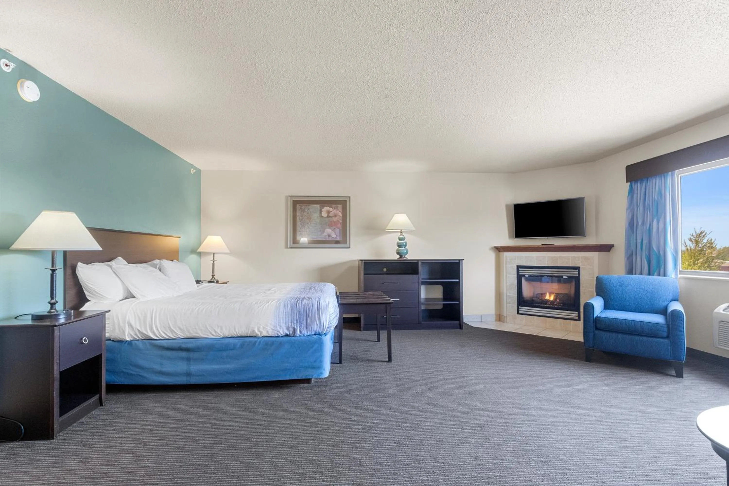 TV and multimedia, Bed in AmericInn by Wyndham Green Bay East