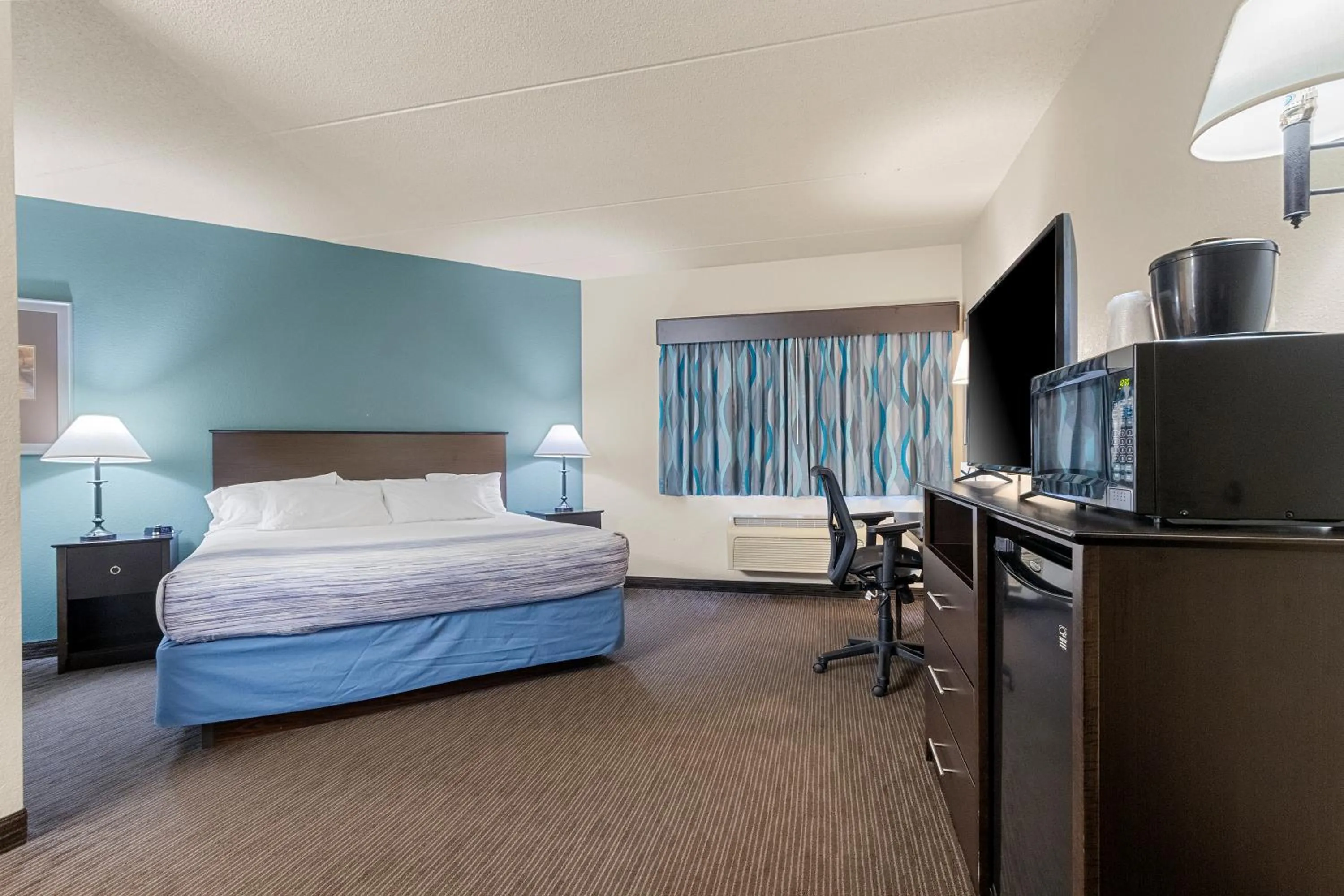 Bed in AmericInn by Wyndham Green Bay East