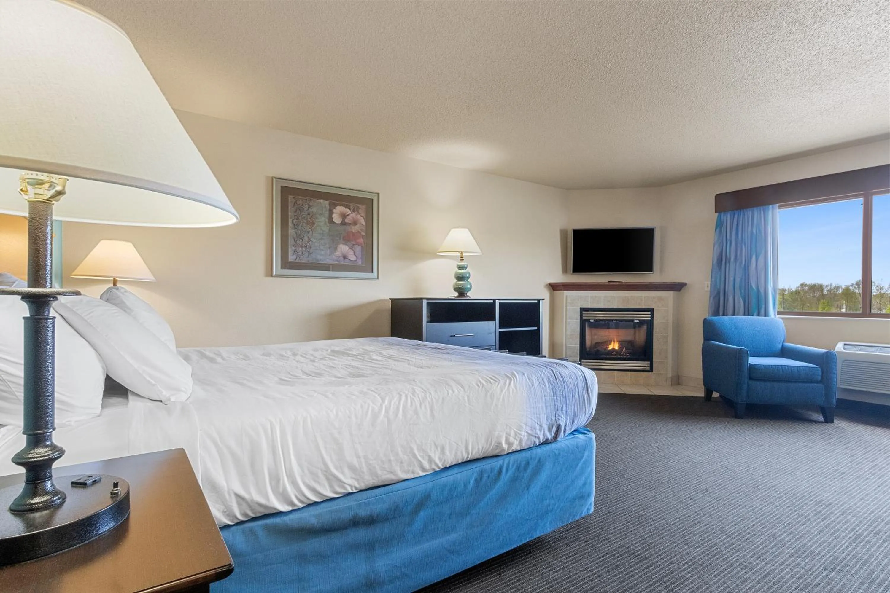 TV and multimedia, Bed in AmericInn by Wyndham Green Bay East