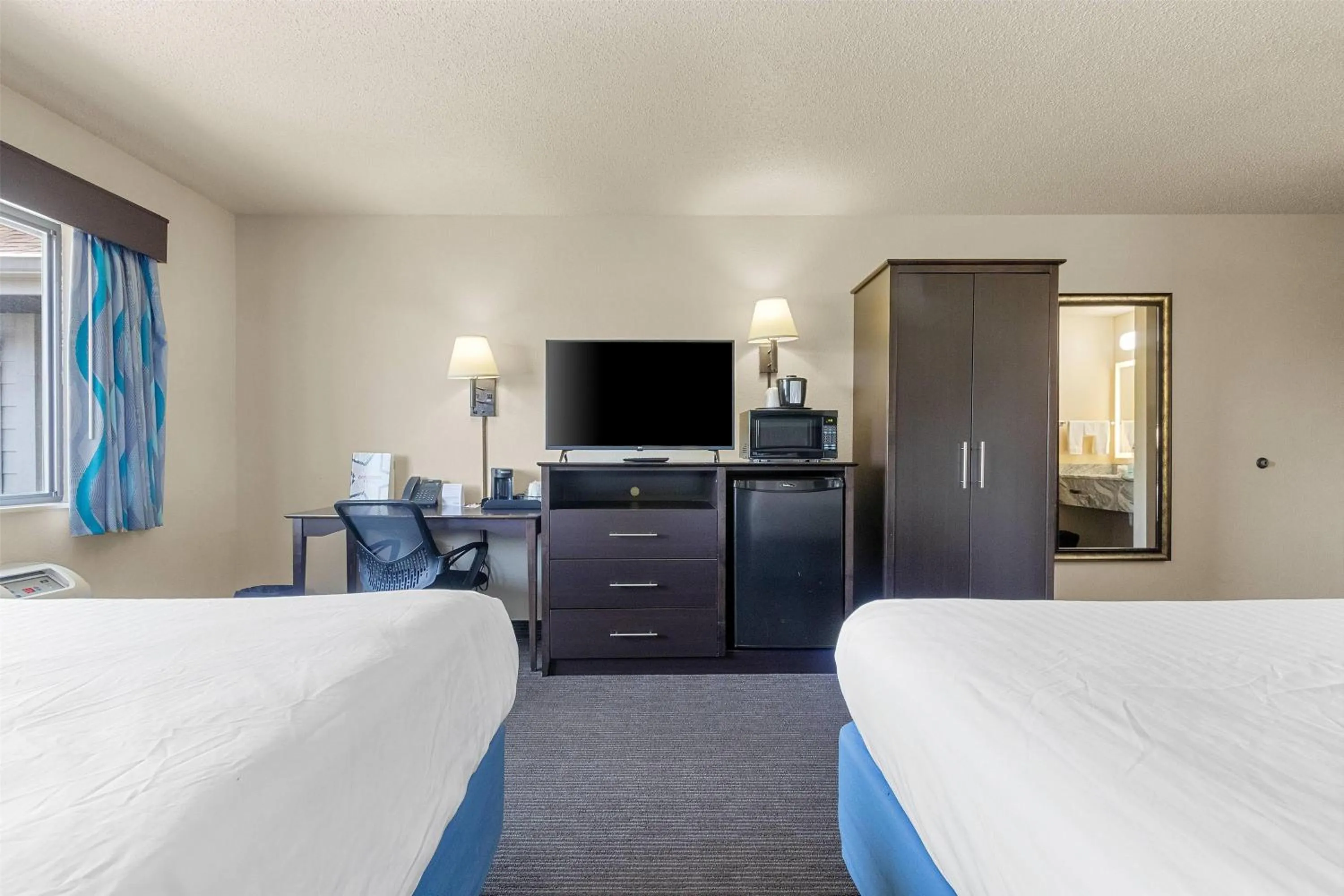 Photo of the whole room, Bed in AmericInn by Wyndham Green Bay East