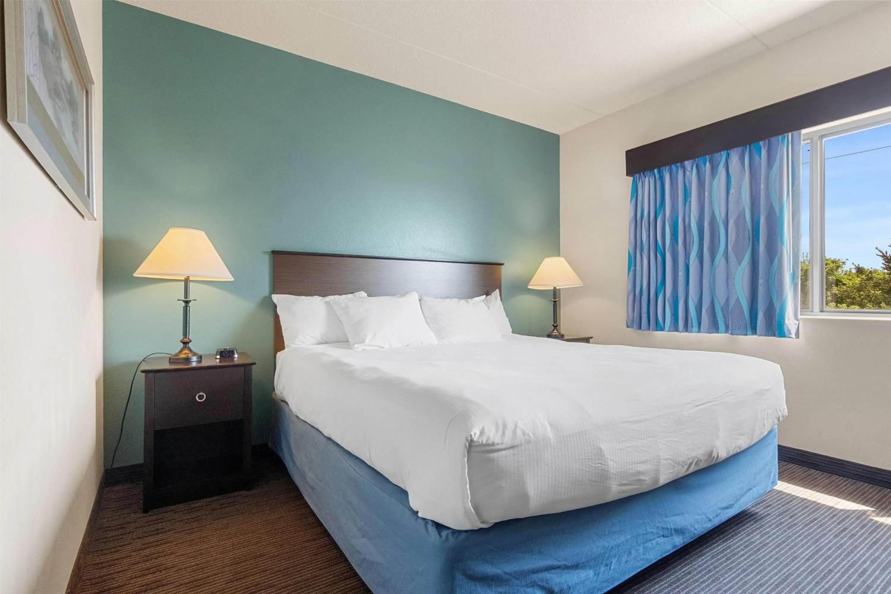 Photo of the whole room, Bed in AmericInn by Wyndham Green Bay East