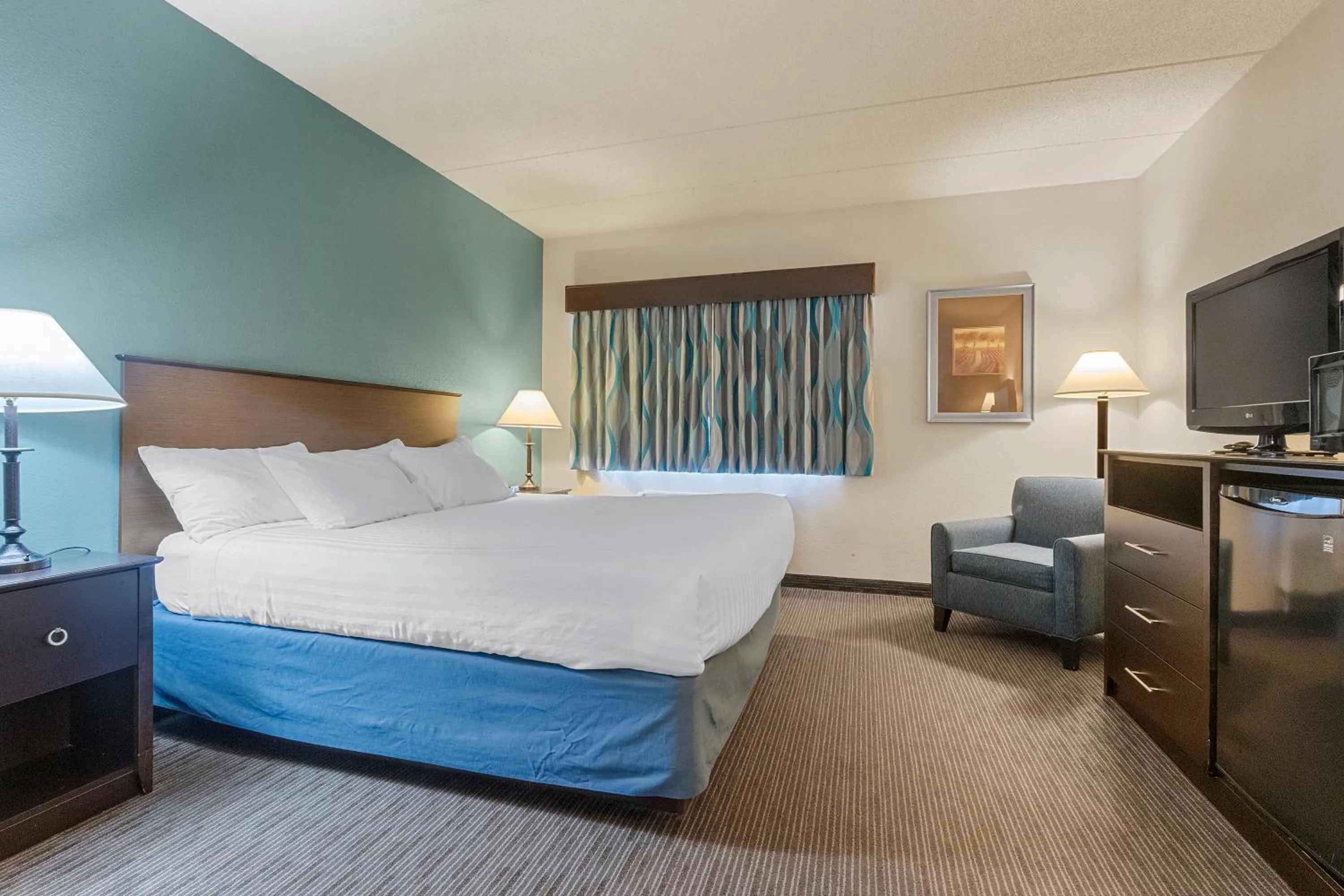 Photo of the whole room, Bed in AmericInn by Wyndham Green Bay East
