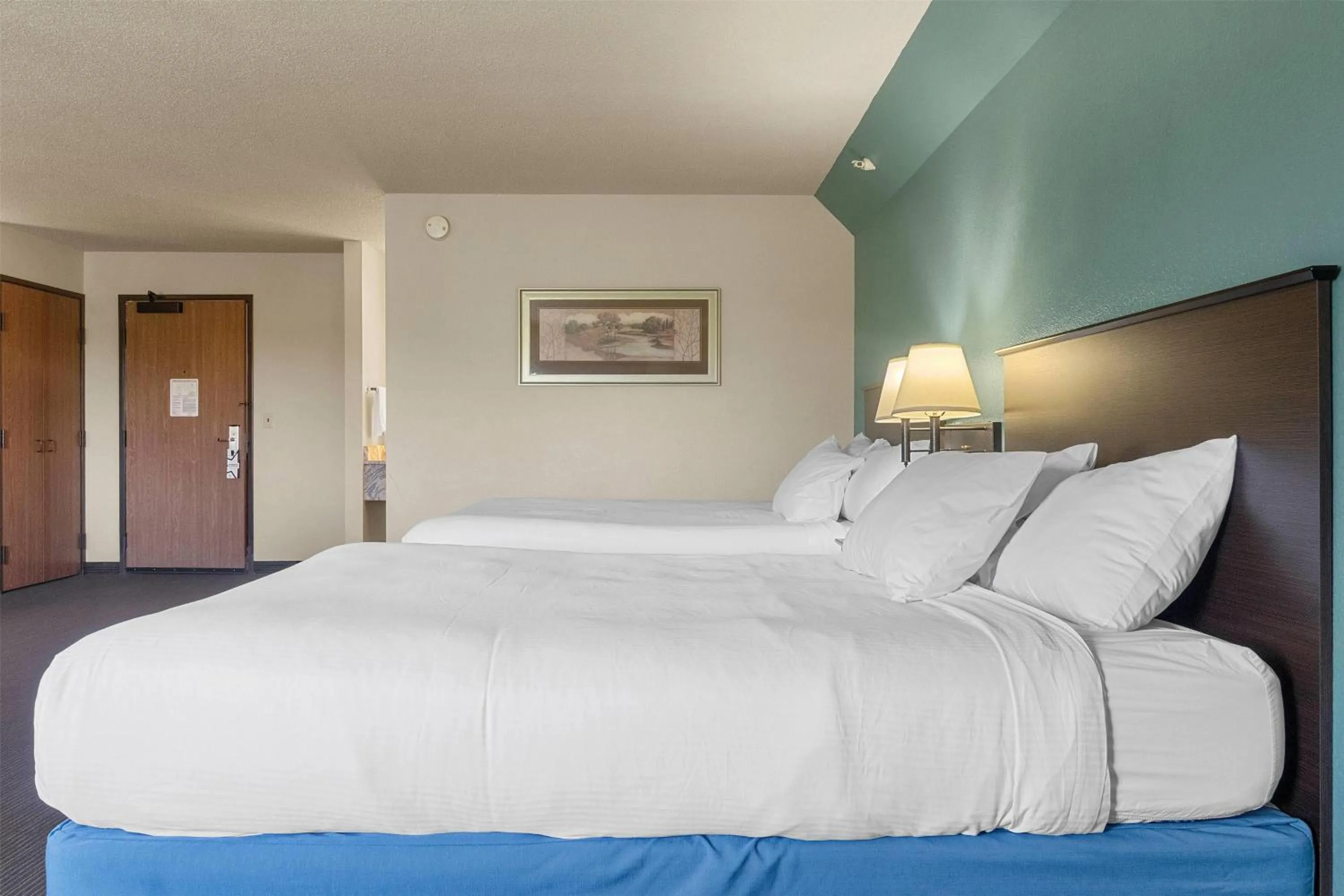 Photo of the whole room, Bed in AmericInn by Wyndham Green Bay East