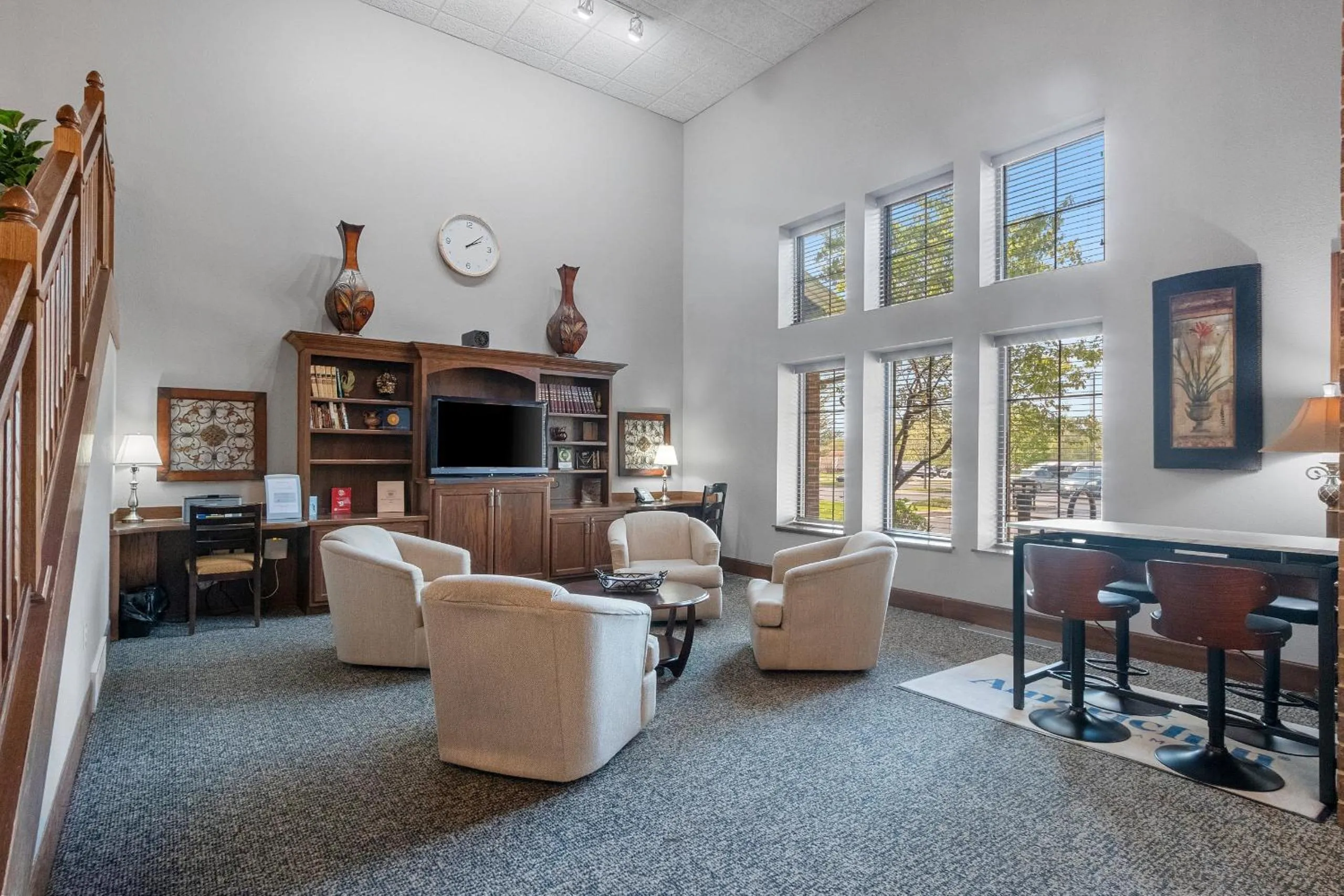 Communal lounge/ TV room in AmericInn by Wyndham Green Bay East