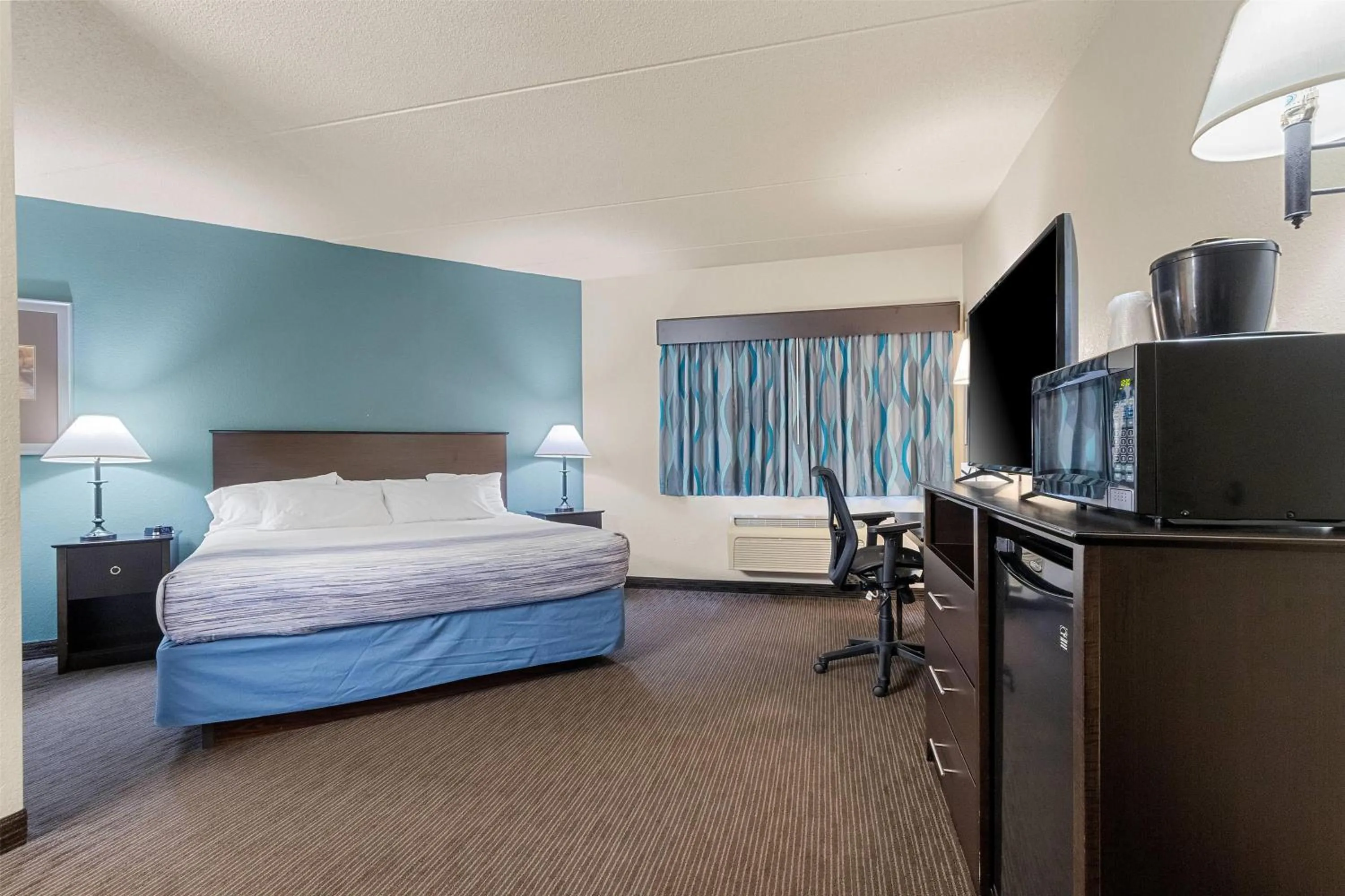 Photo of the whole room, Bed in AmericInn by Wyndham Green Bay East