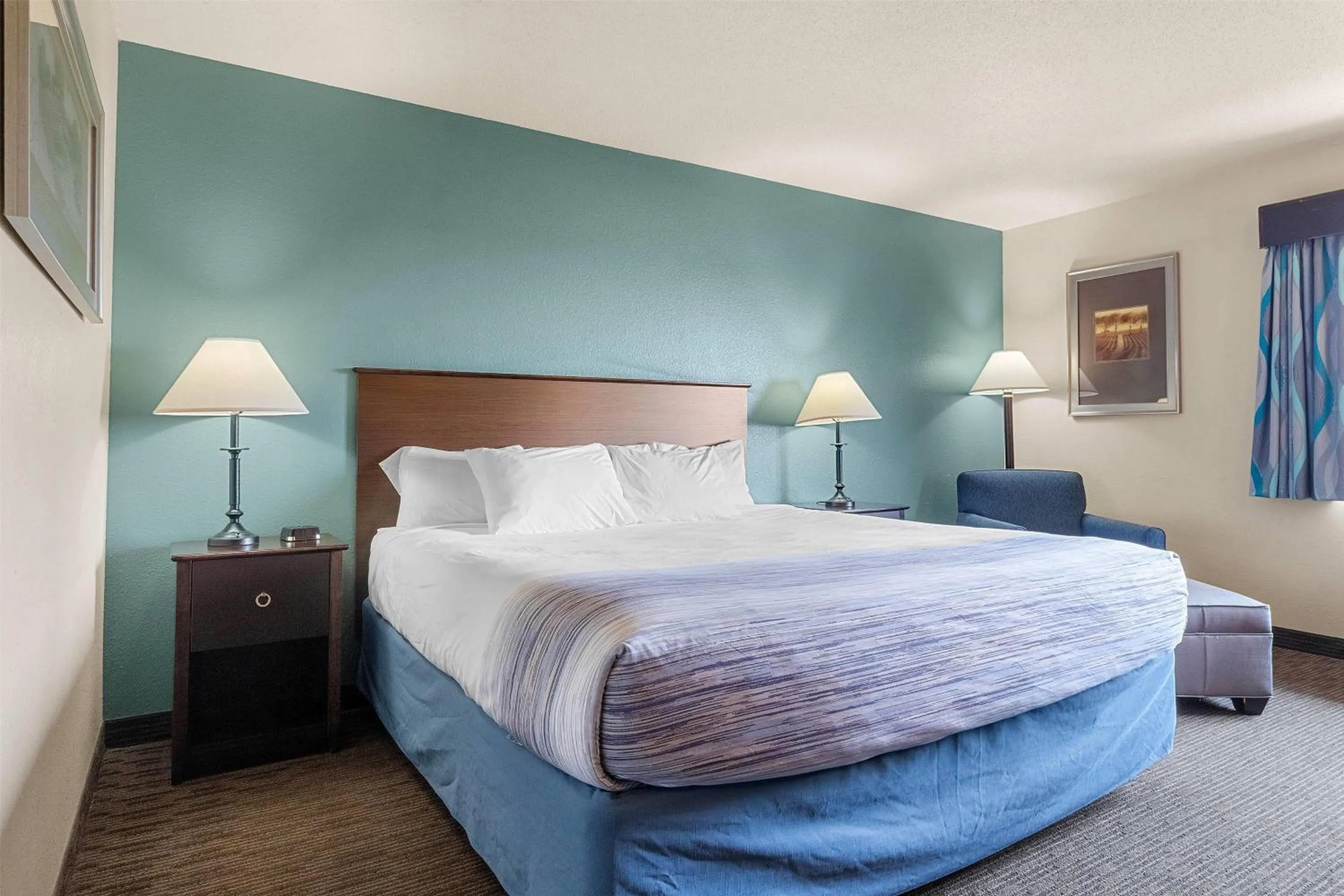 Photo of the whole room, Bed in AmericInn by Wyndham Green Bay East