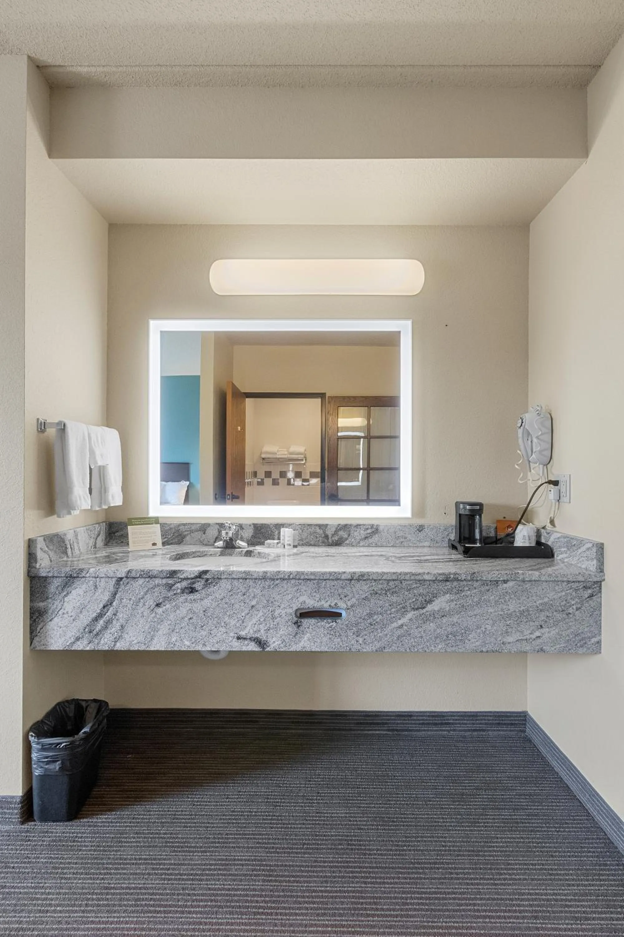 Coffee/tea facilities in AmericInn by Wyndham Green Bay East