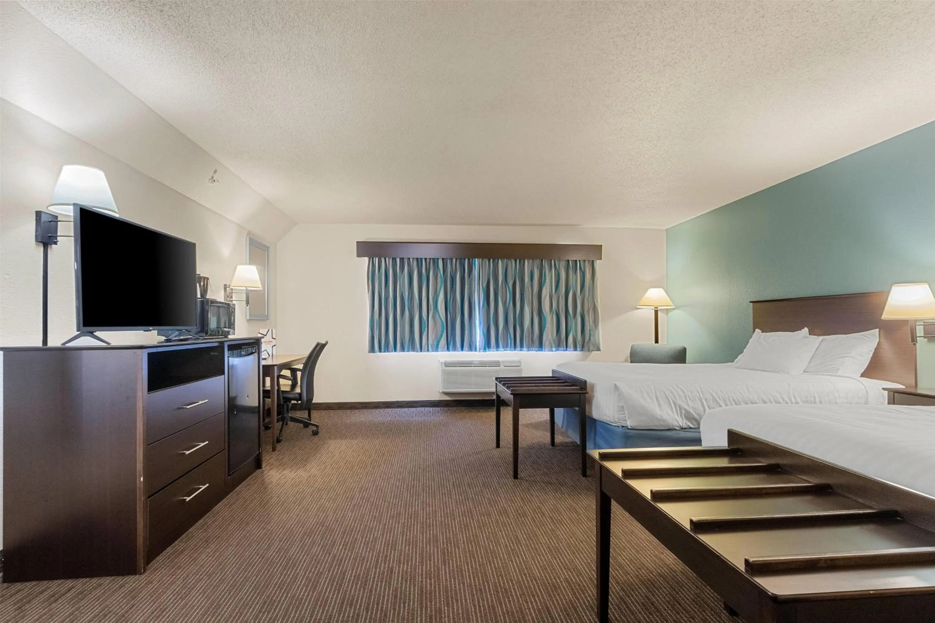 Photo of the whole room, Bed in AmericInn by Wyndham Green Bay East