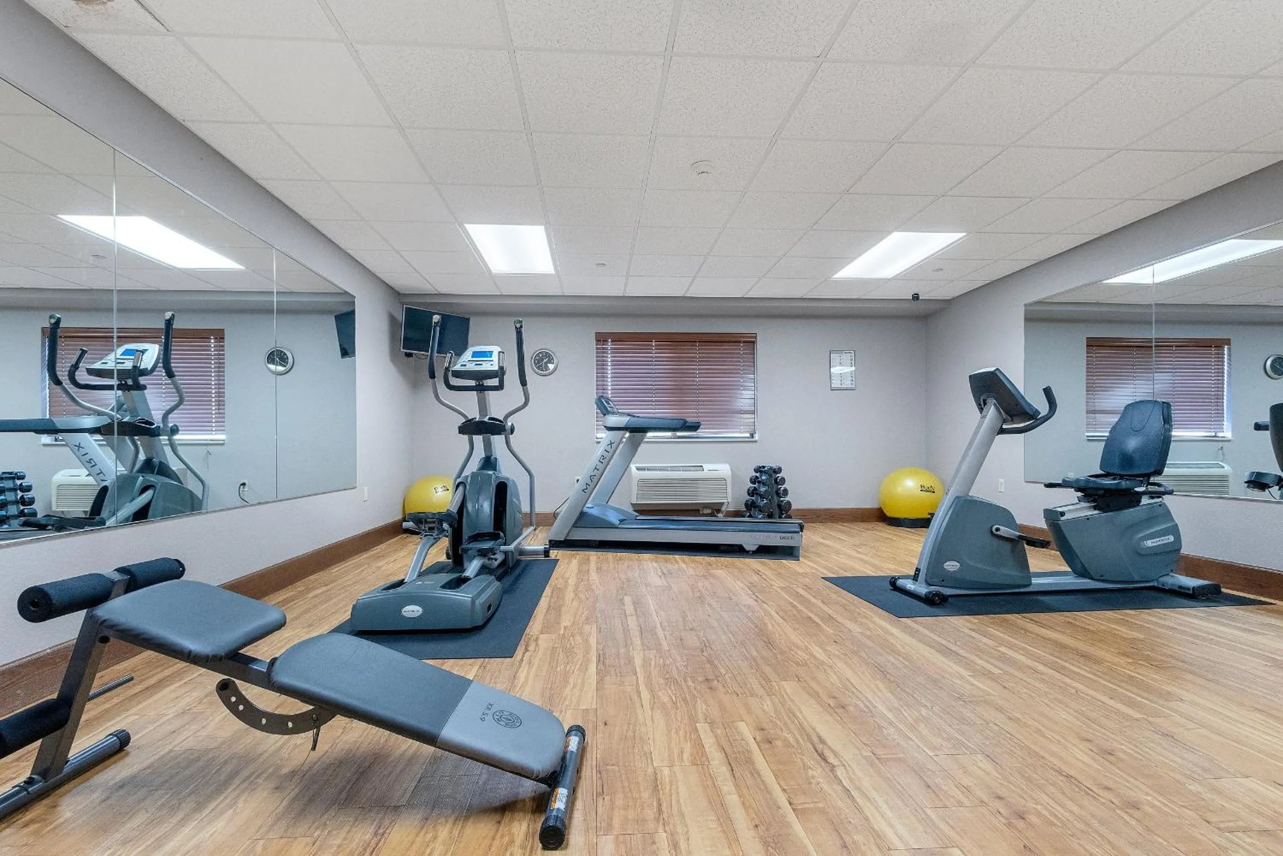 Fitness centre/facilities in AmericInn by Wyndham Green Bay East