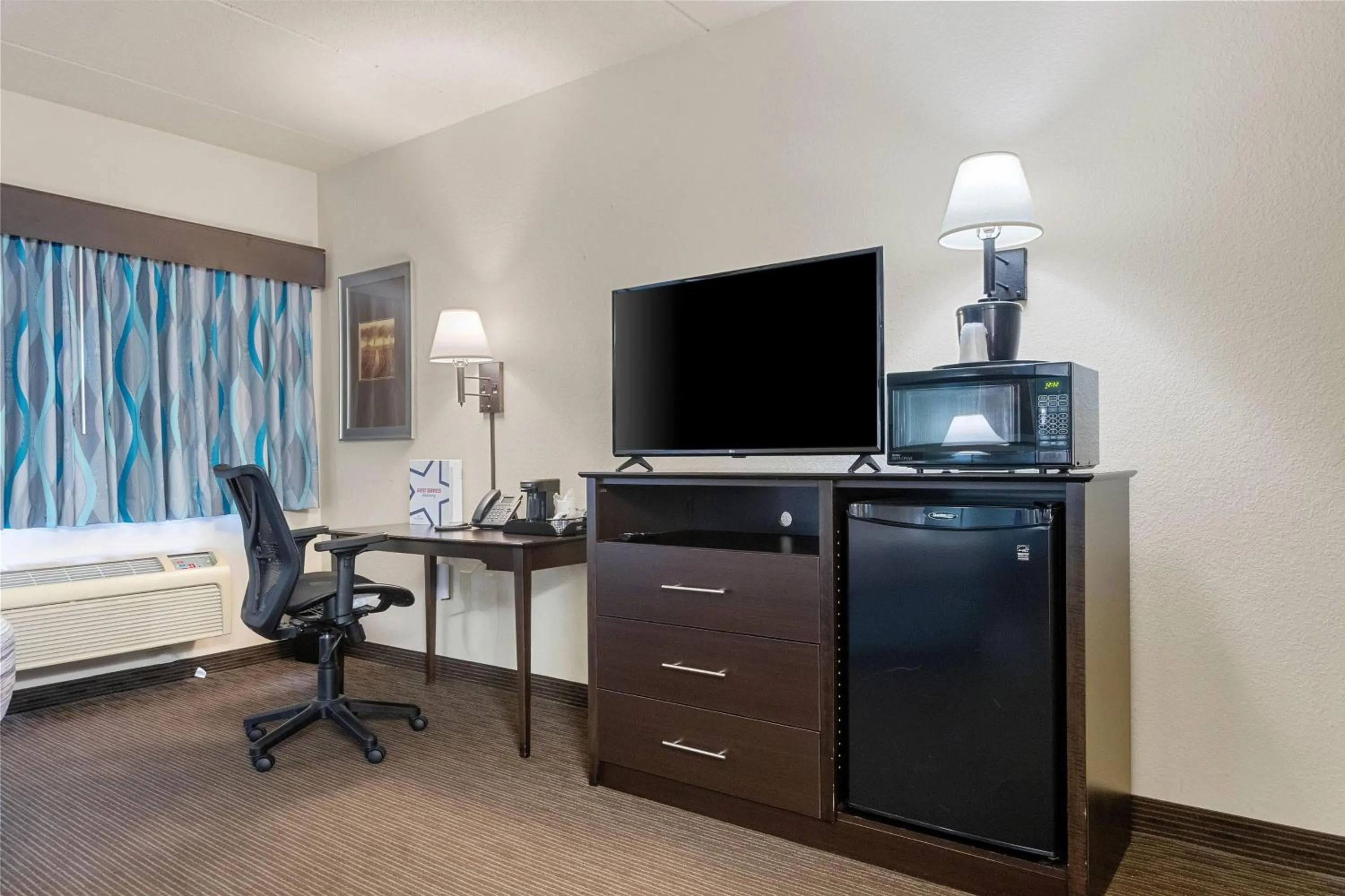 Photo of the whole room in AmericInn by Wyndham Green Bay East