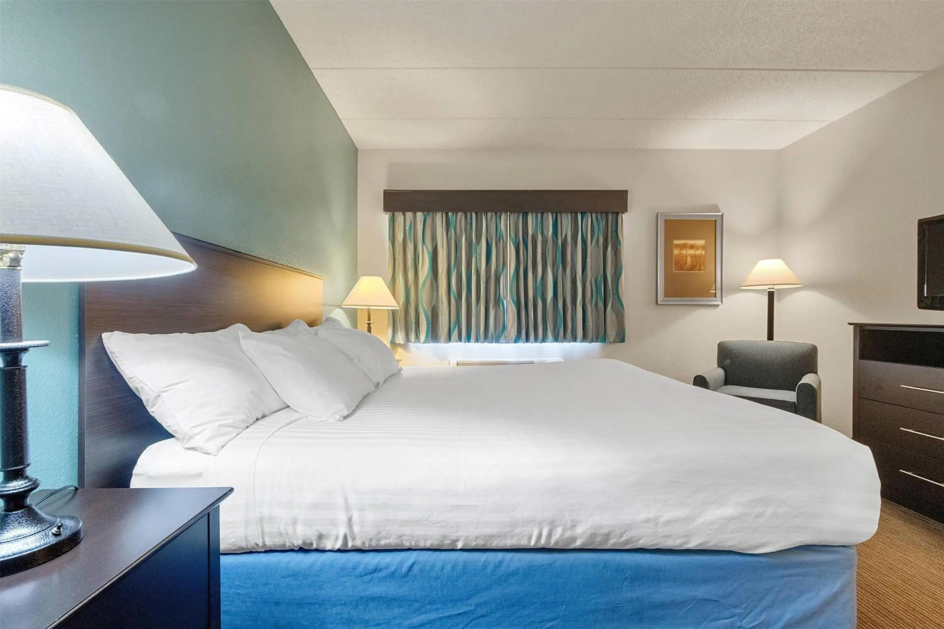 Photo of the whole room, Bed in AmericInn by Wyndham Green Bay East