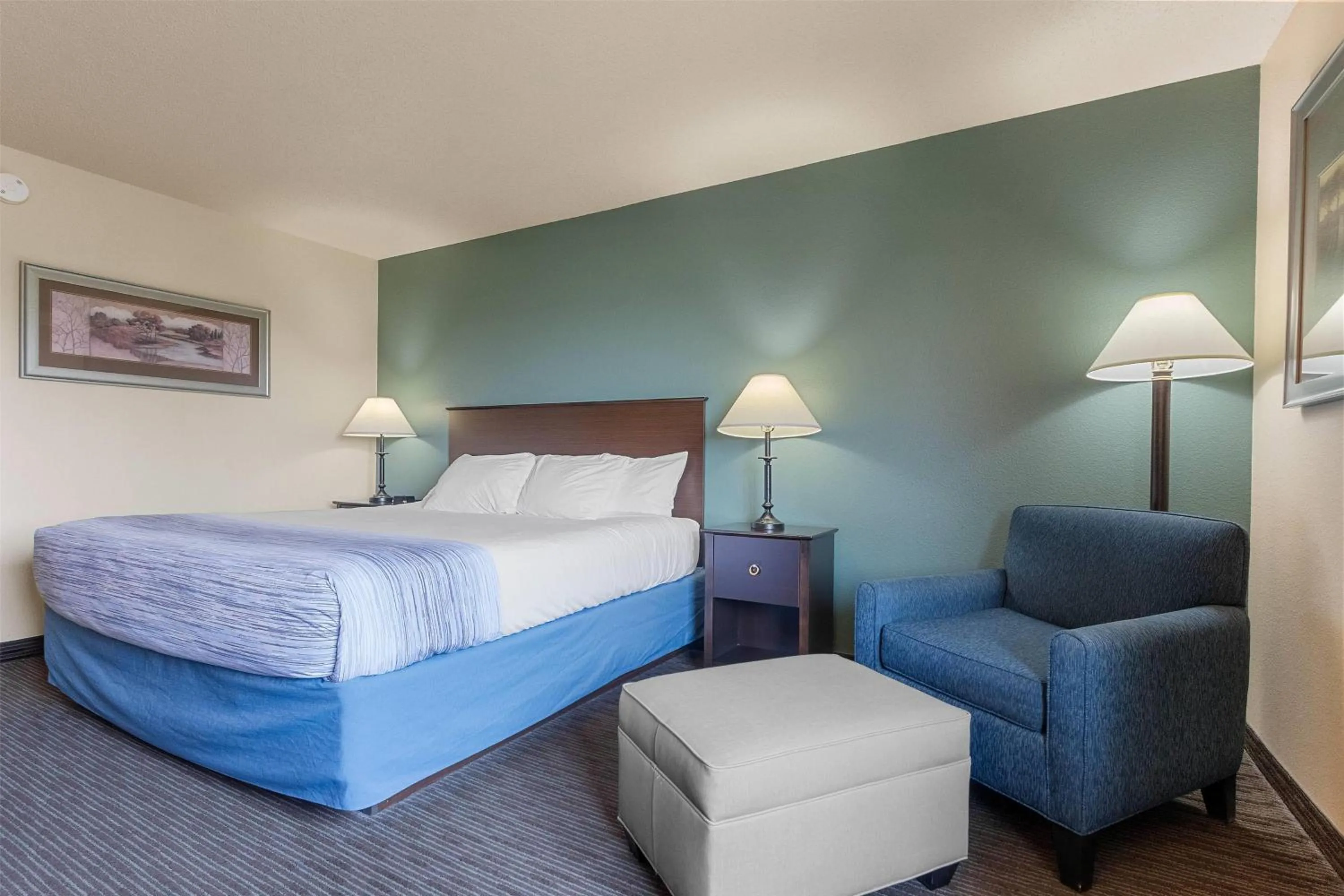 Photo of the whole room, Bed in AmericInn by Wyndham Green Bay East