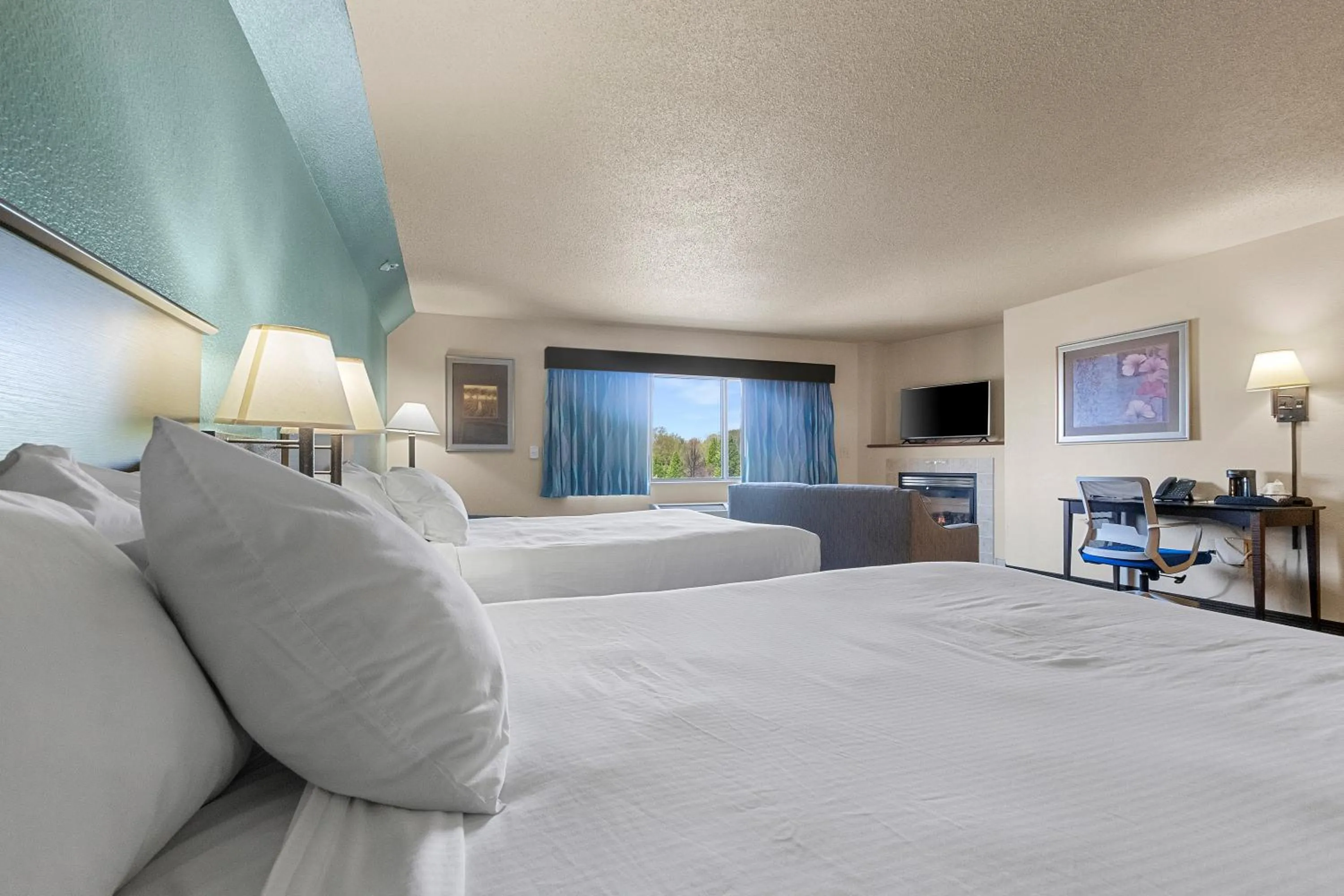 TV and multimedia, Bed in AmericInn by Wyndham Green Bay East