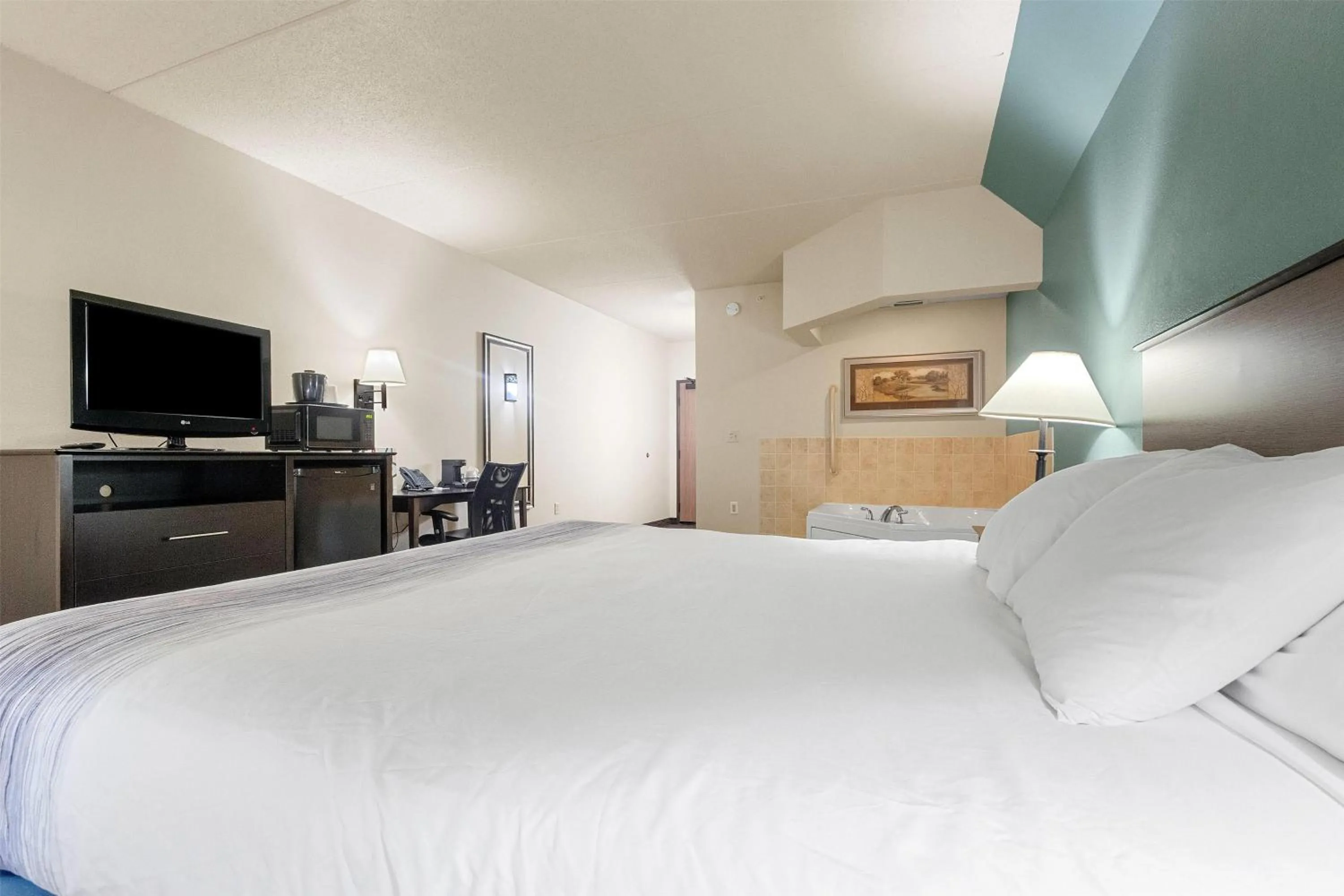 Photo of the whole room, Bed in AmericInn by Wyndham Green Bay East