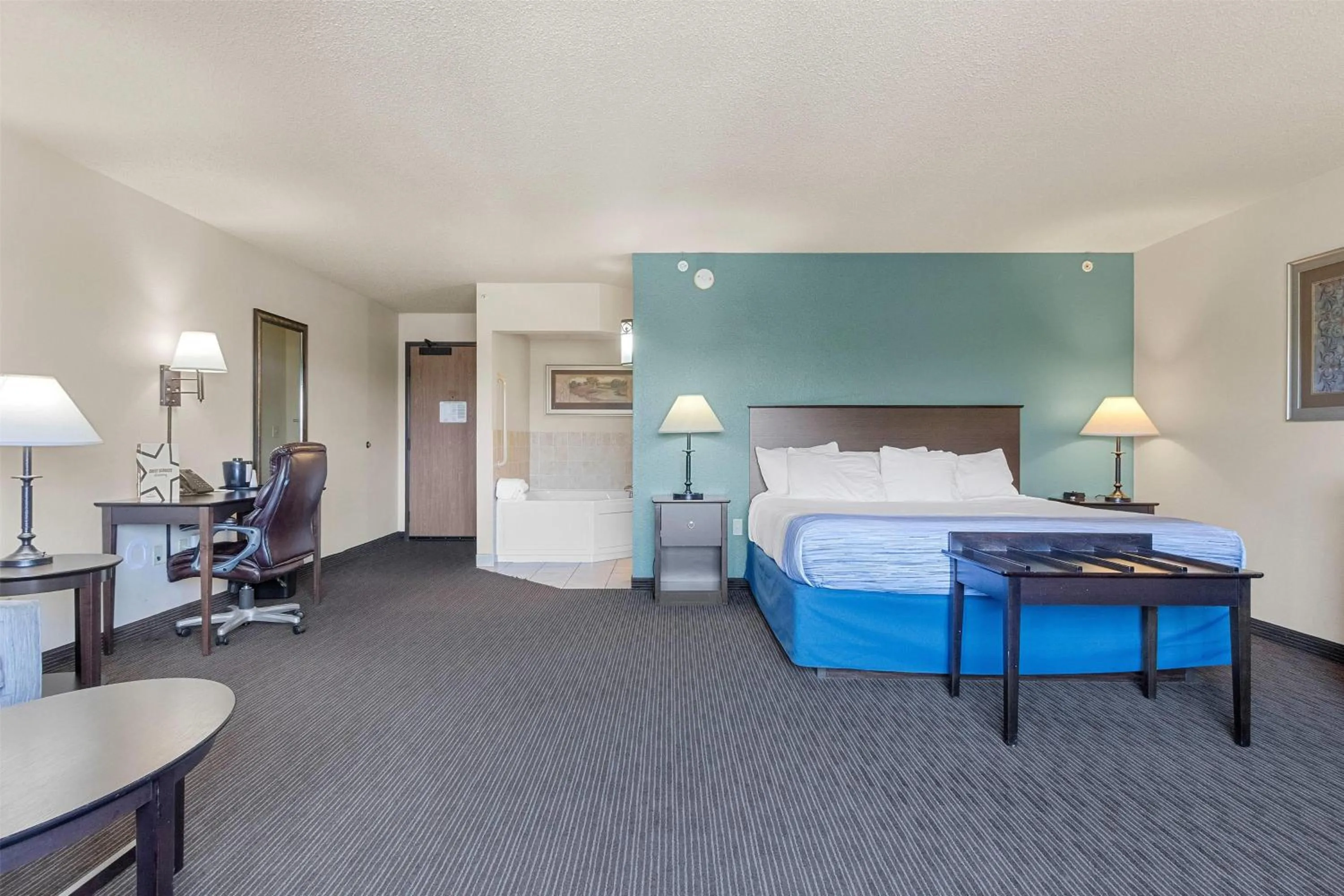 Photo of the whole room, Bed in AmericInn by Wyndham Green Bay East