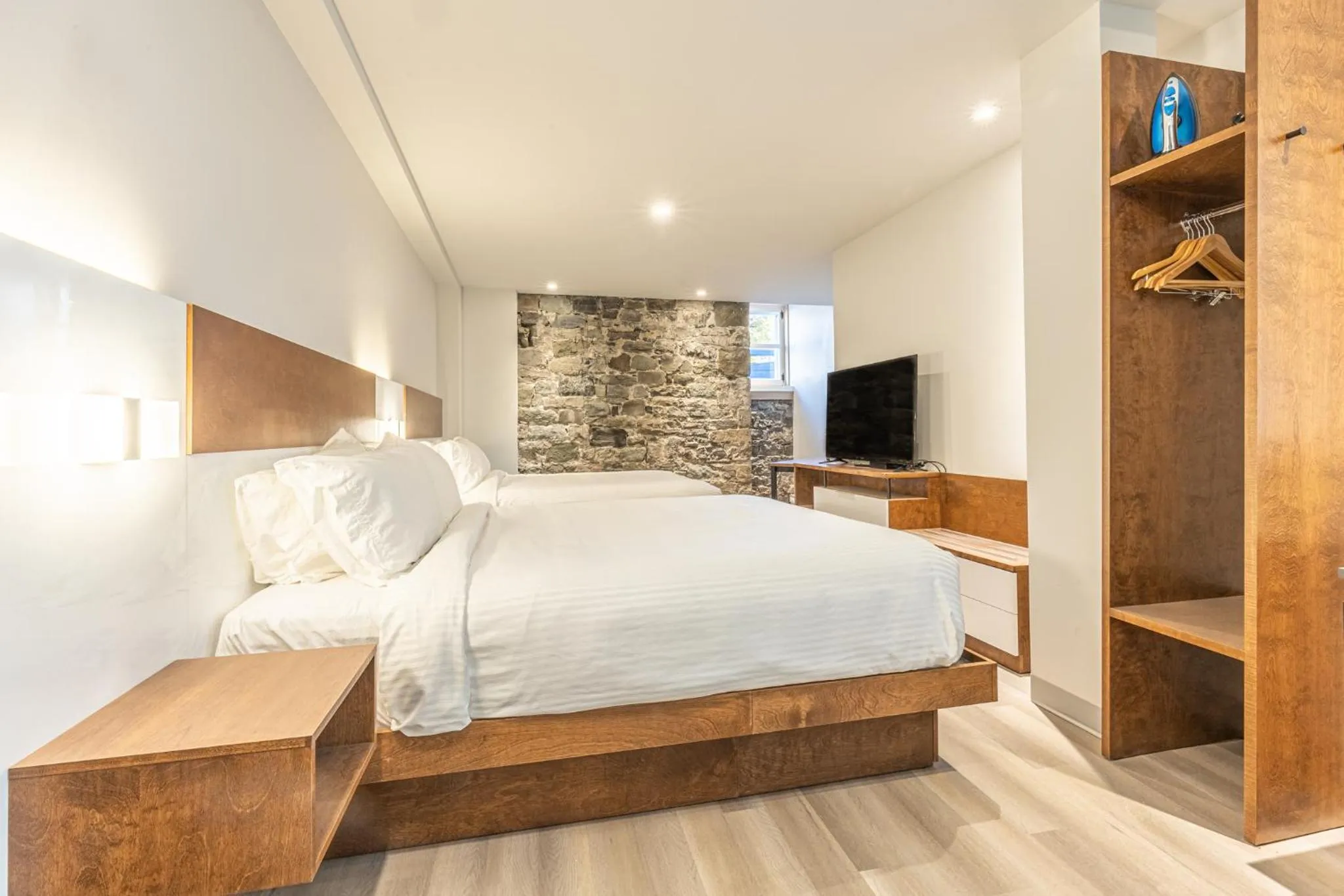 Bedroom, Bed in Hôtel Manoir Vieux-Québec