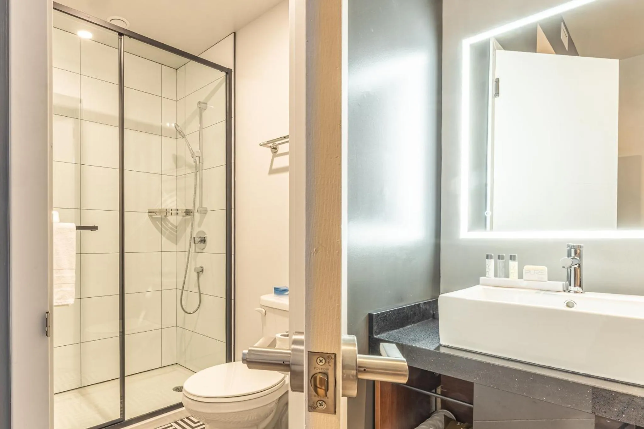 Bathroom in Hôtel Manoir Vieux-Québec