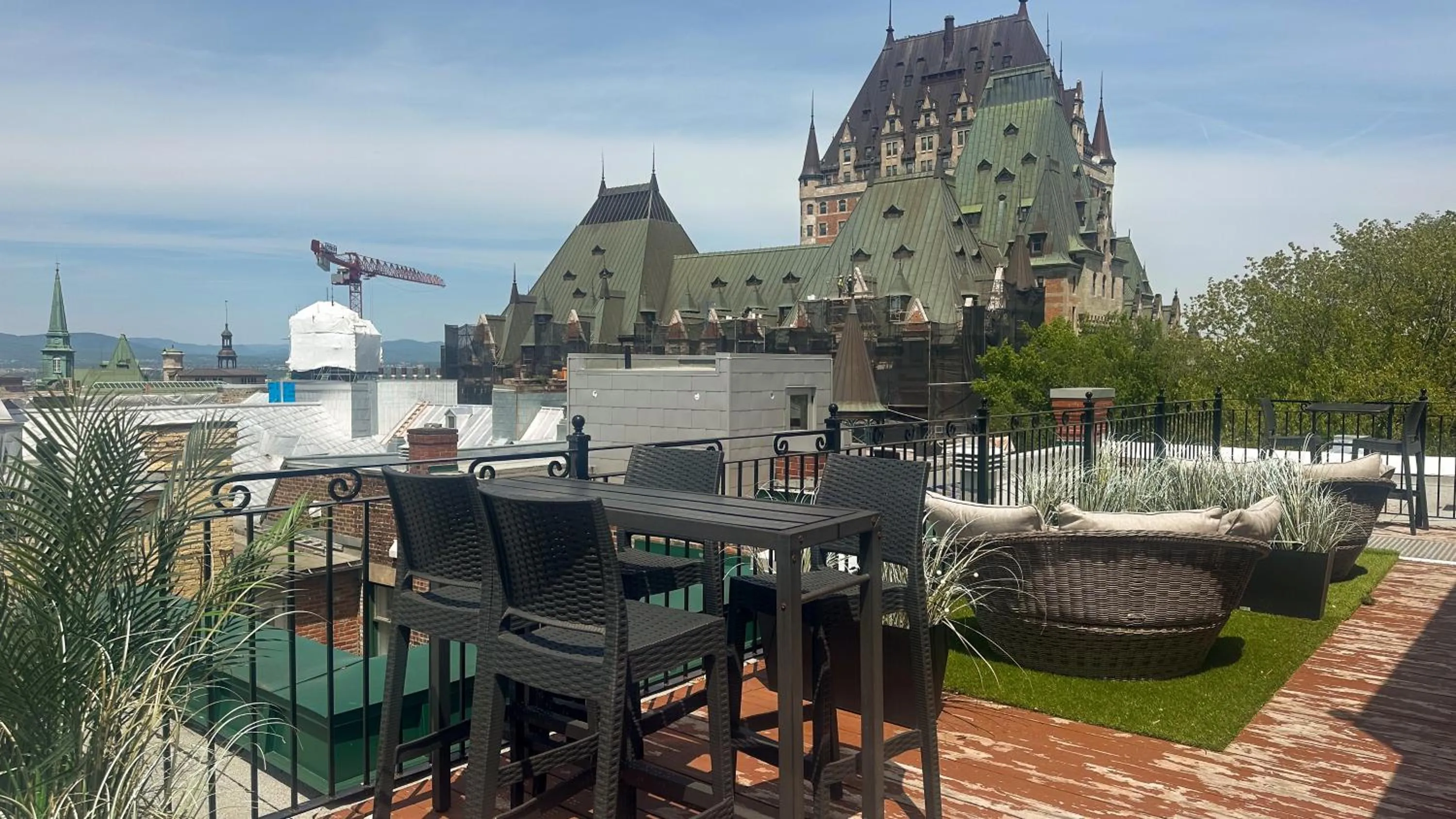 Patio in Hôtel Manoir Vieux-Québec