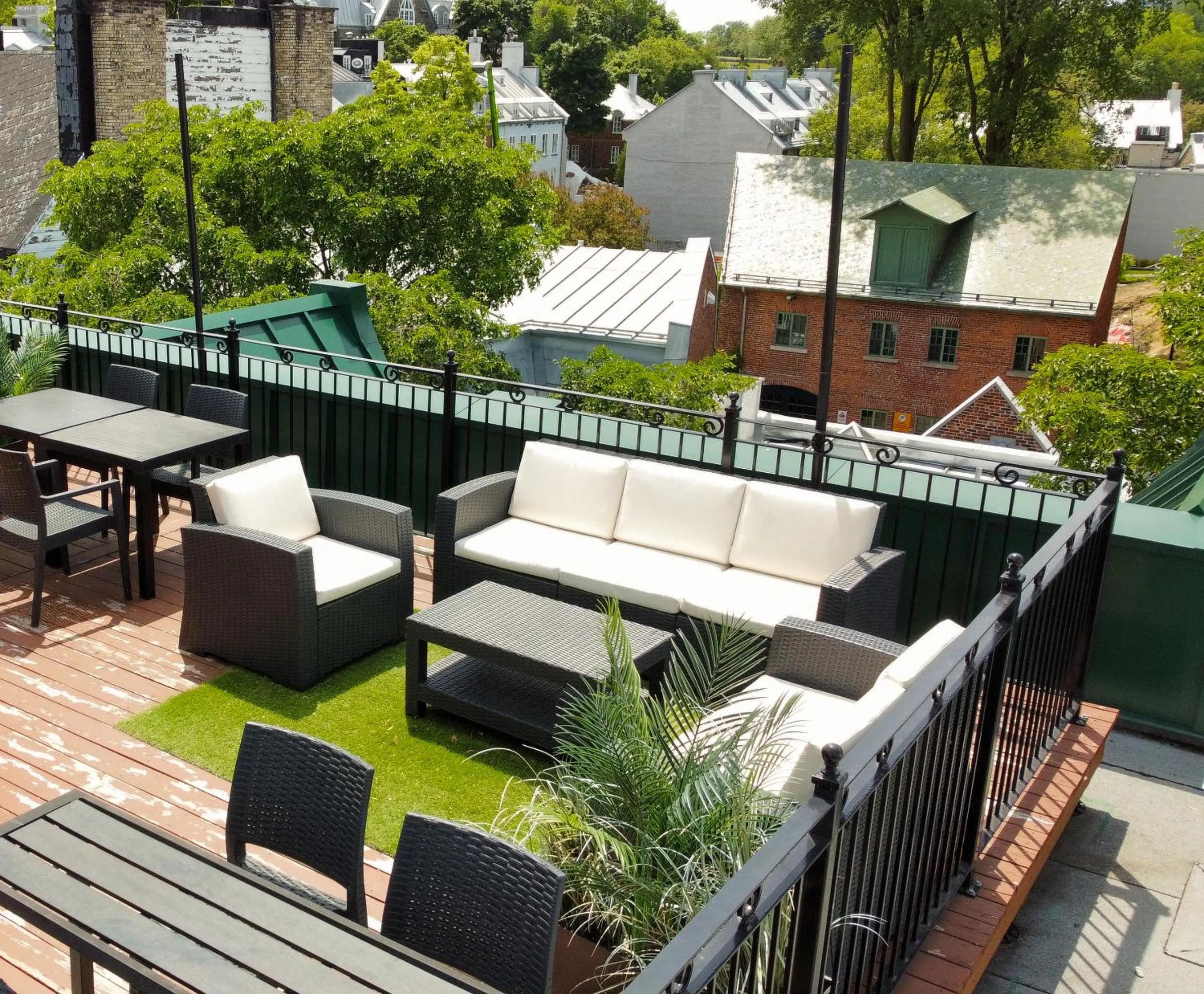 Patio in Hôtel Manoir Vieux-Québec