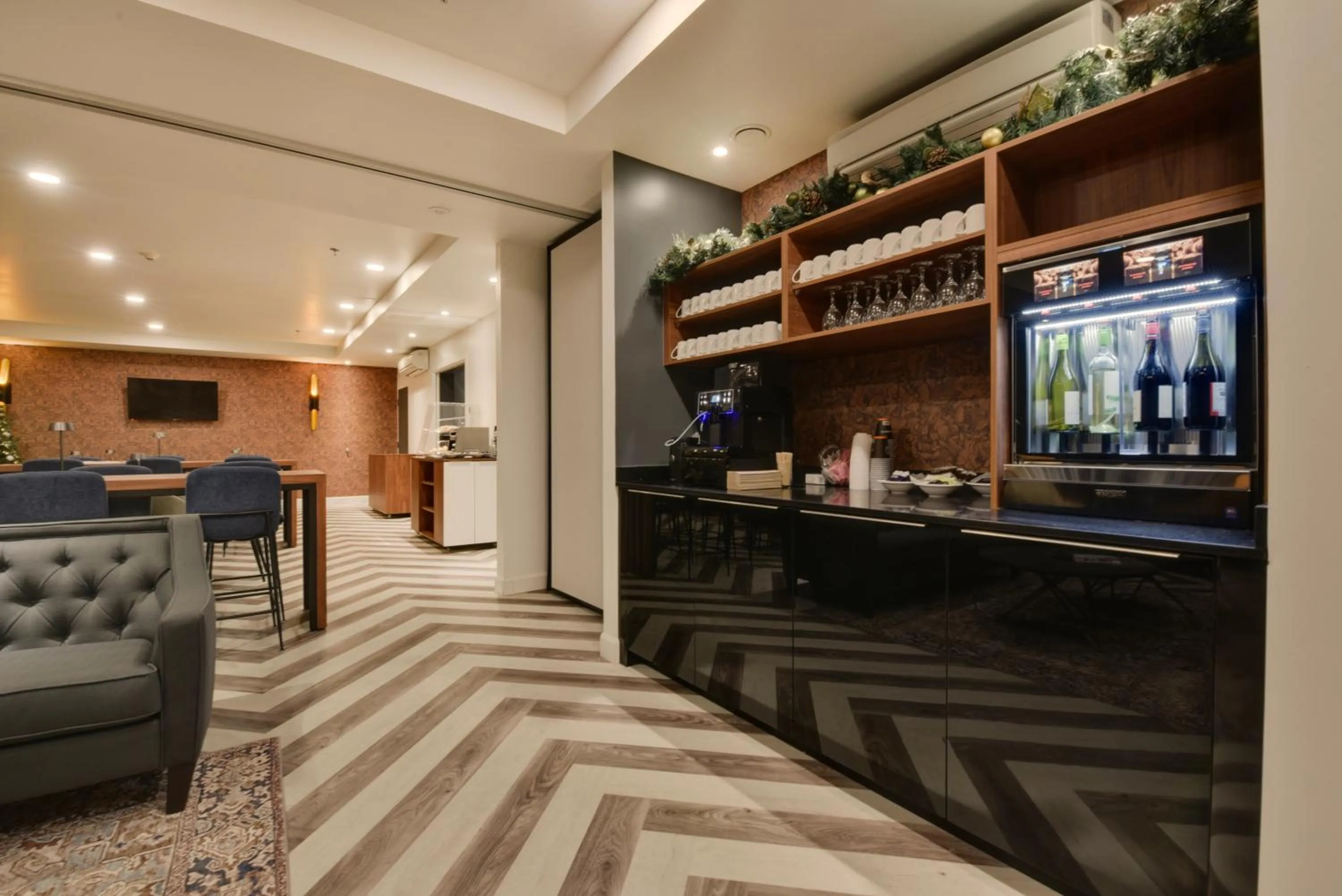 Communal lounge/ TV room in Hôtel Manoir Vieux-Québec