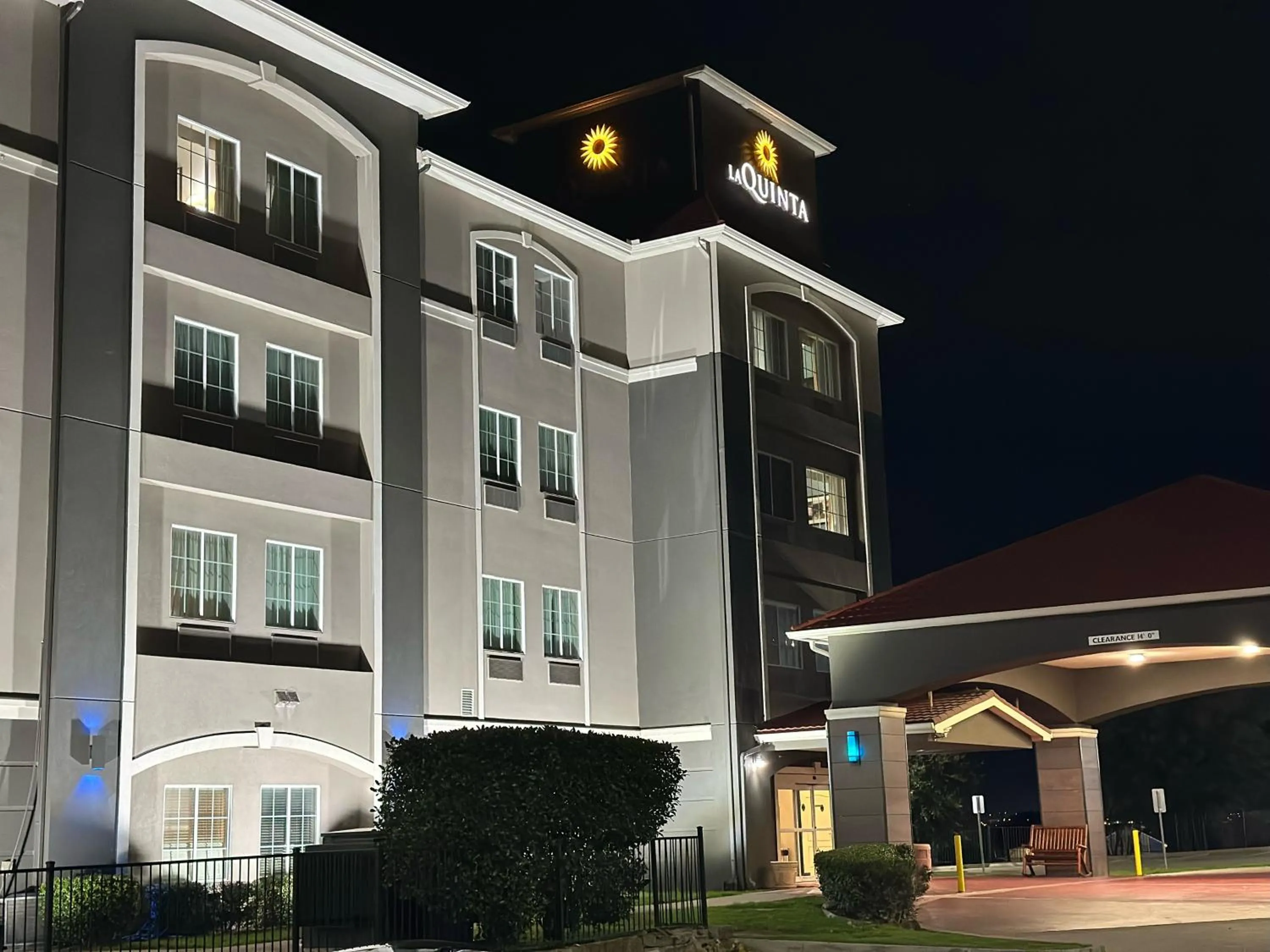 Property building in La Quinta by Wyndham Fort Worth - Lake Worth