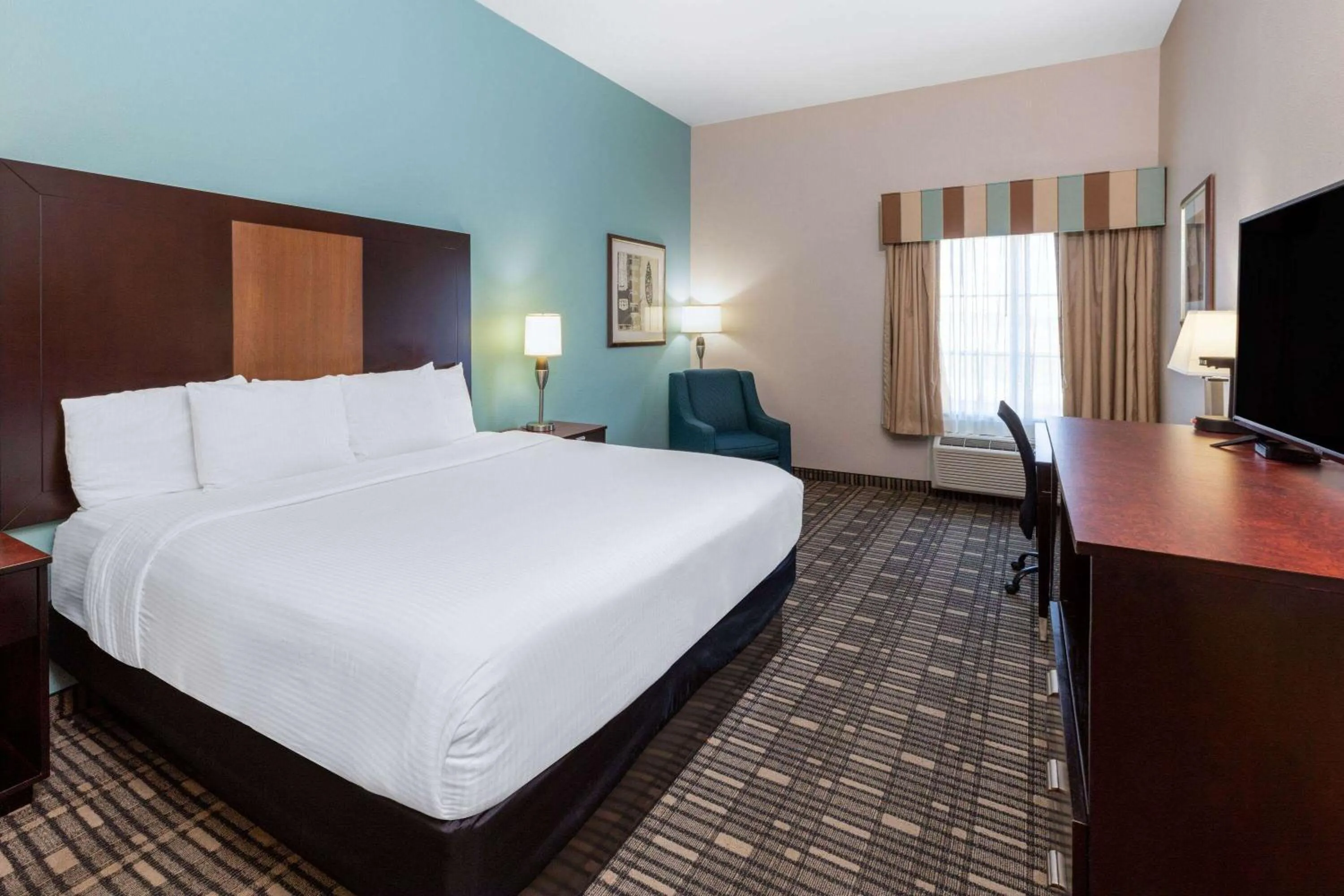 Photo of the whole room, Bed in La Quinta by Wyndham Fort Worth - Lake Worth