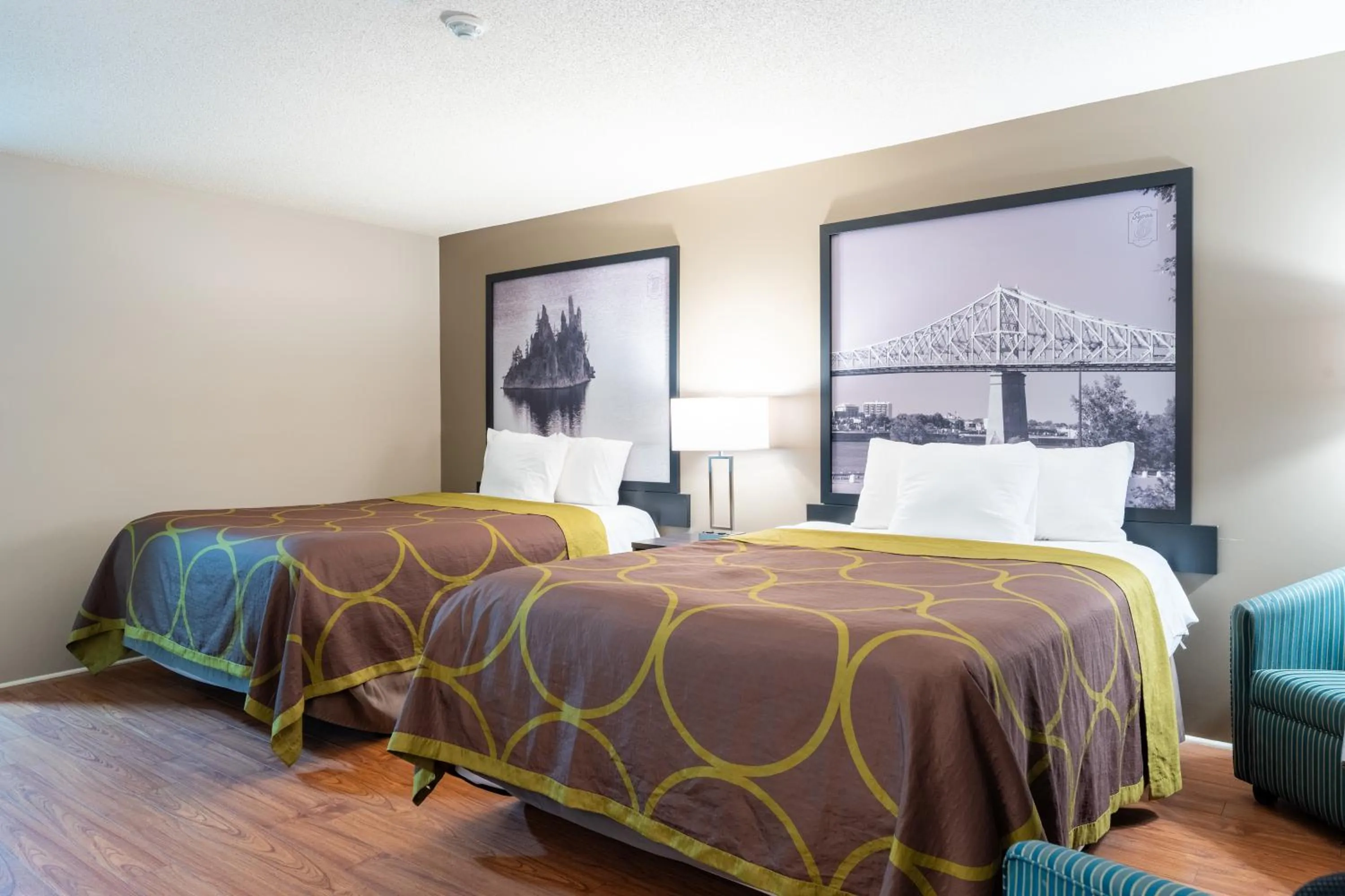 Bed in Super 8 by Wyndham Gananoque - Country Squire Resort