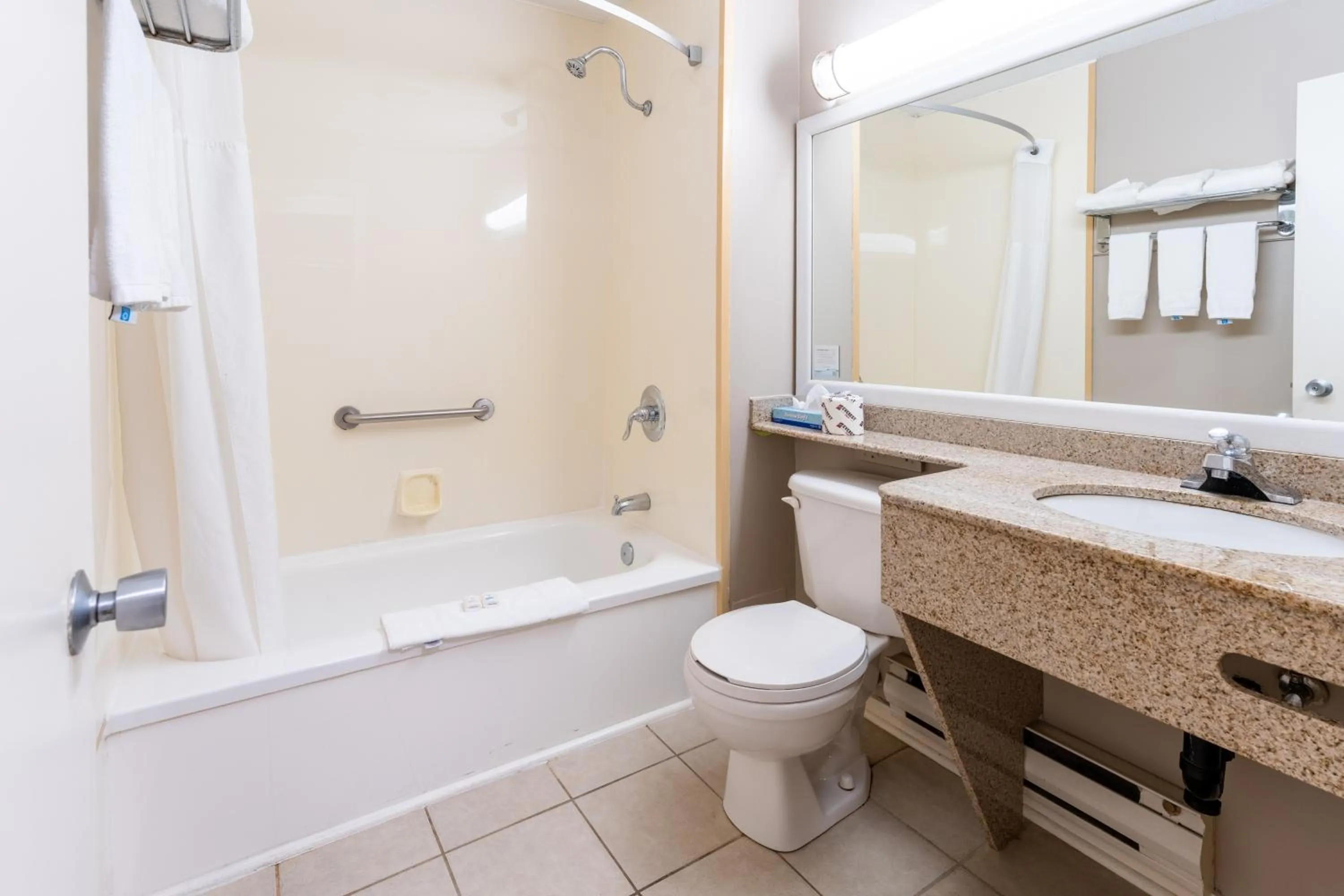 Super 8 by Wyndham Gananoque - Country Squire Resort