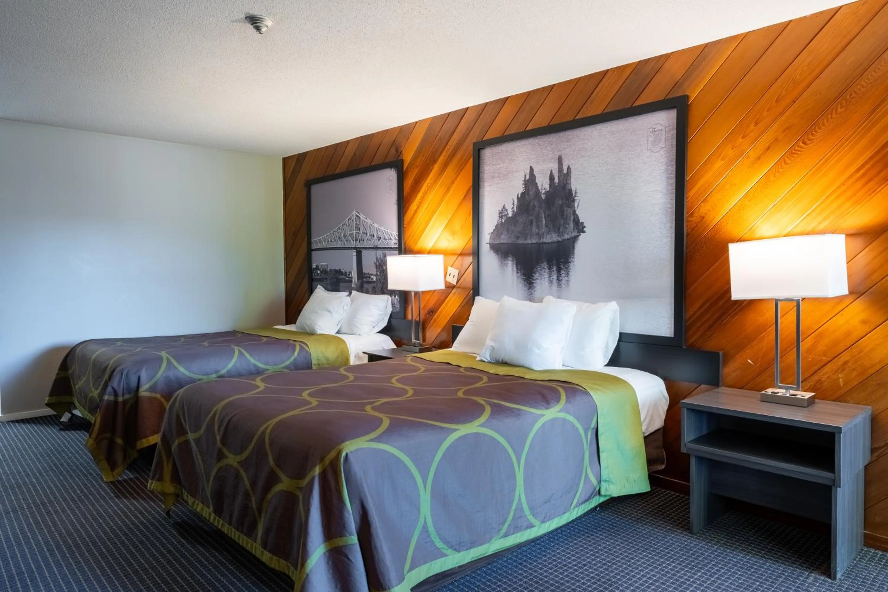 Bed in Super 8 by Wyndham Gananoque - Country Squire Resort