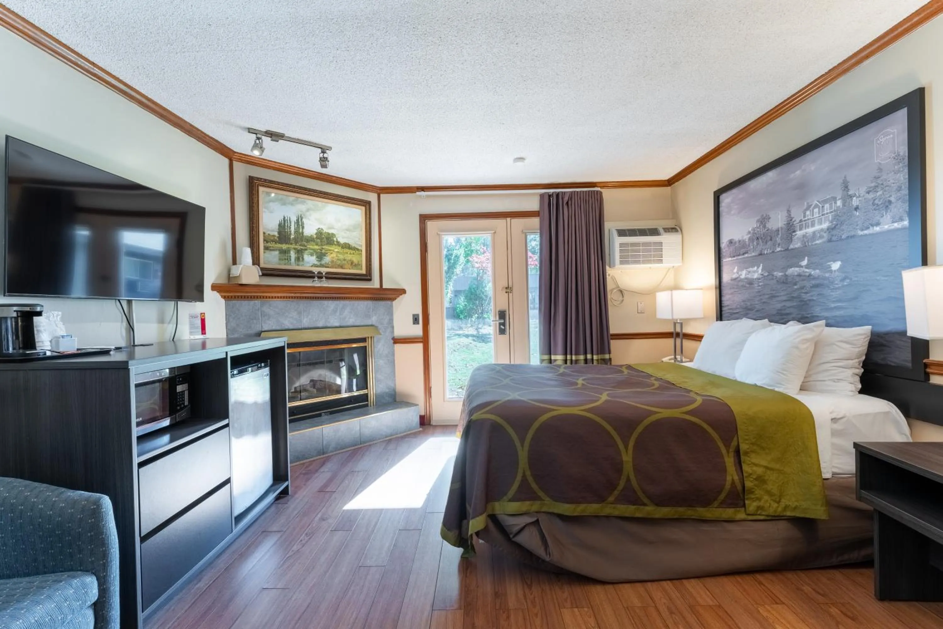 Bed in Super 8 by Wyndham Gananoque - Country Squire Resort