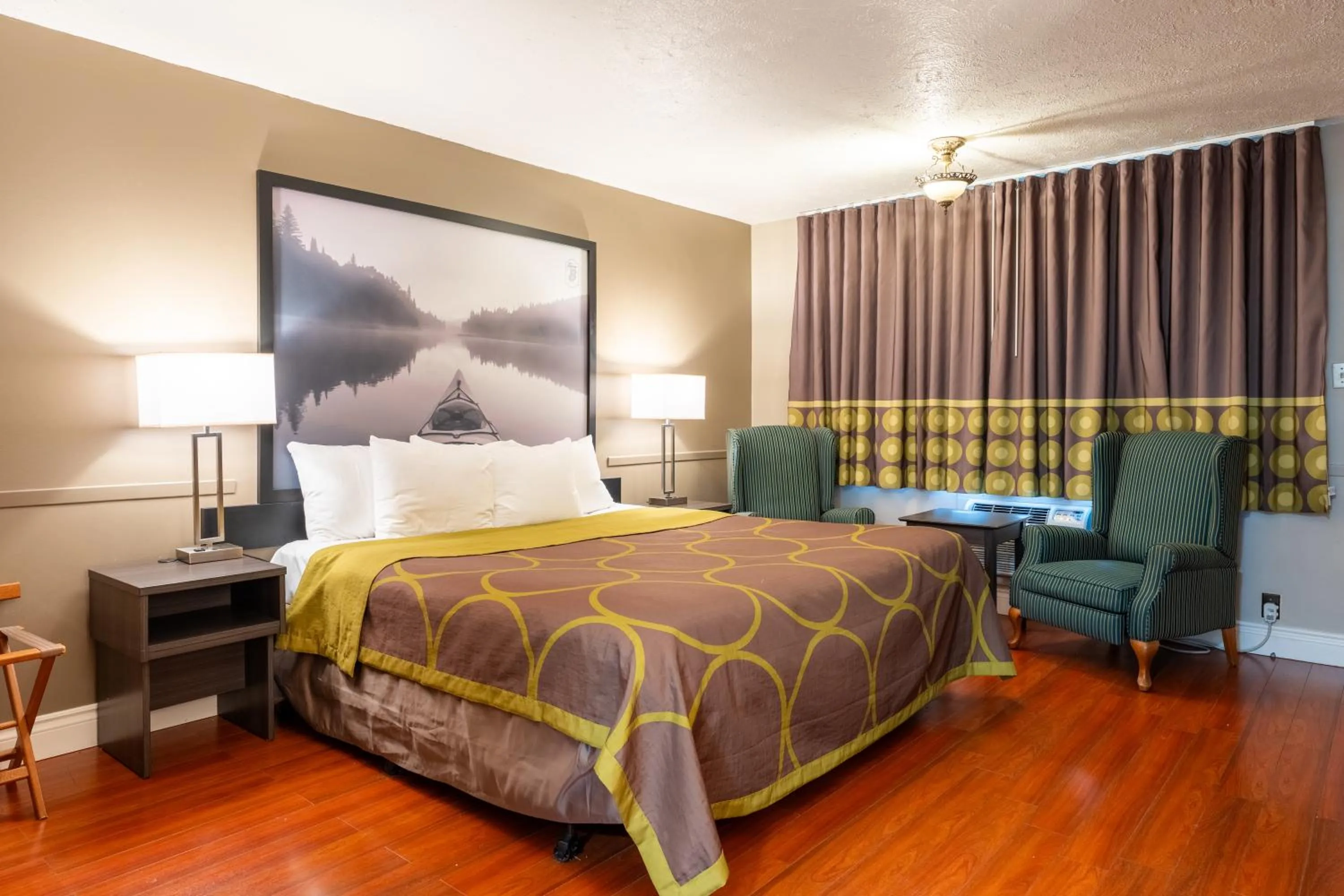 Bed in Super 8 by Wyndham Gananoque - Country Squire Resort