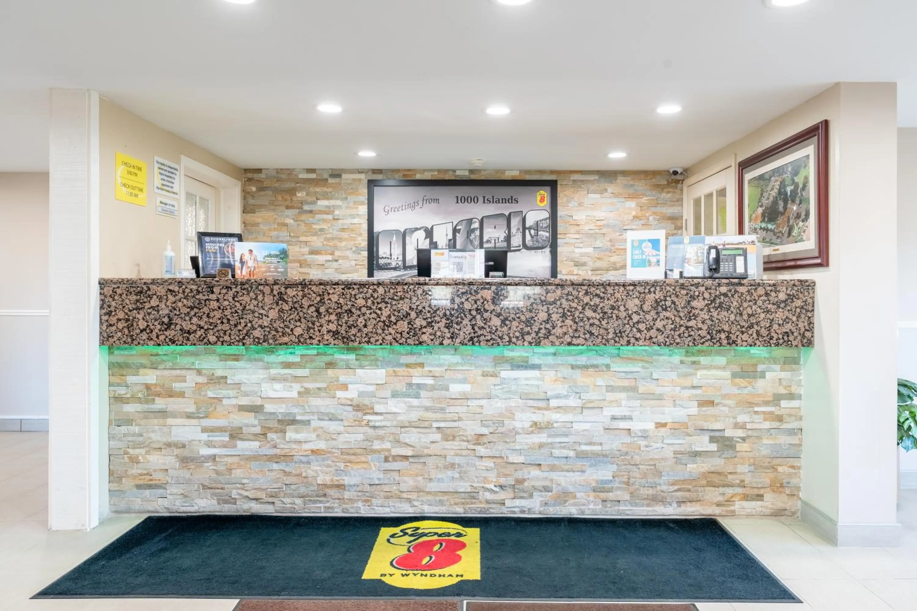 Lobby or reception in Super 8 by Wyndham Gananoque - Country Squire Resort