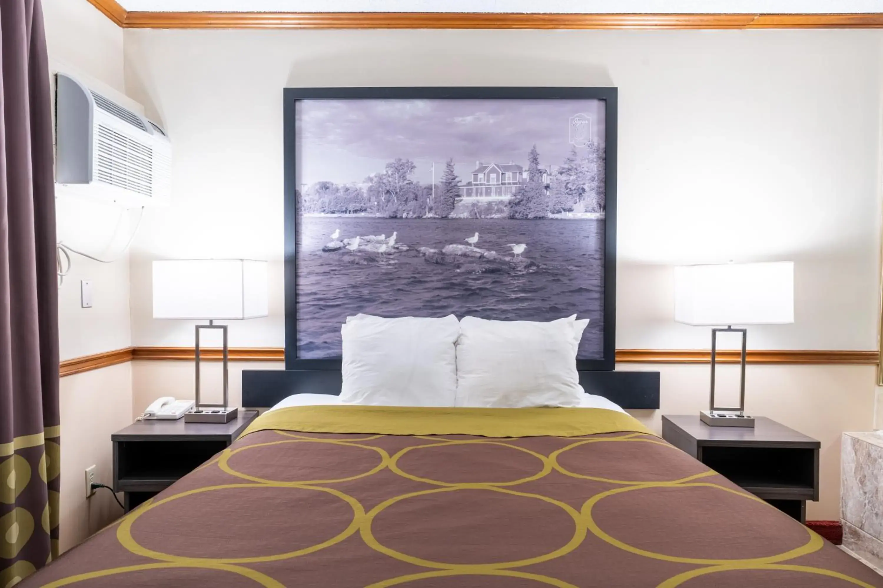 Queen Suite - Non-Smoking in Super 8 by Wyndham Gananoque - Country Squire Resort Queen Suite - Non-Smoking in Super 8 by Wyndham Gananoque - Country Squire Resort