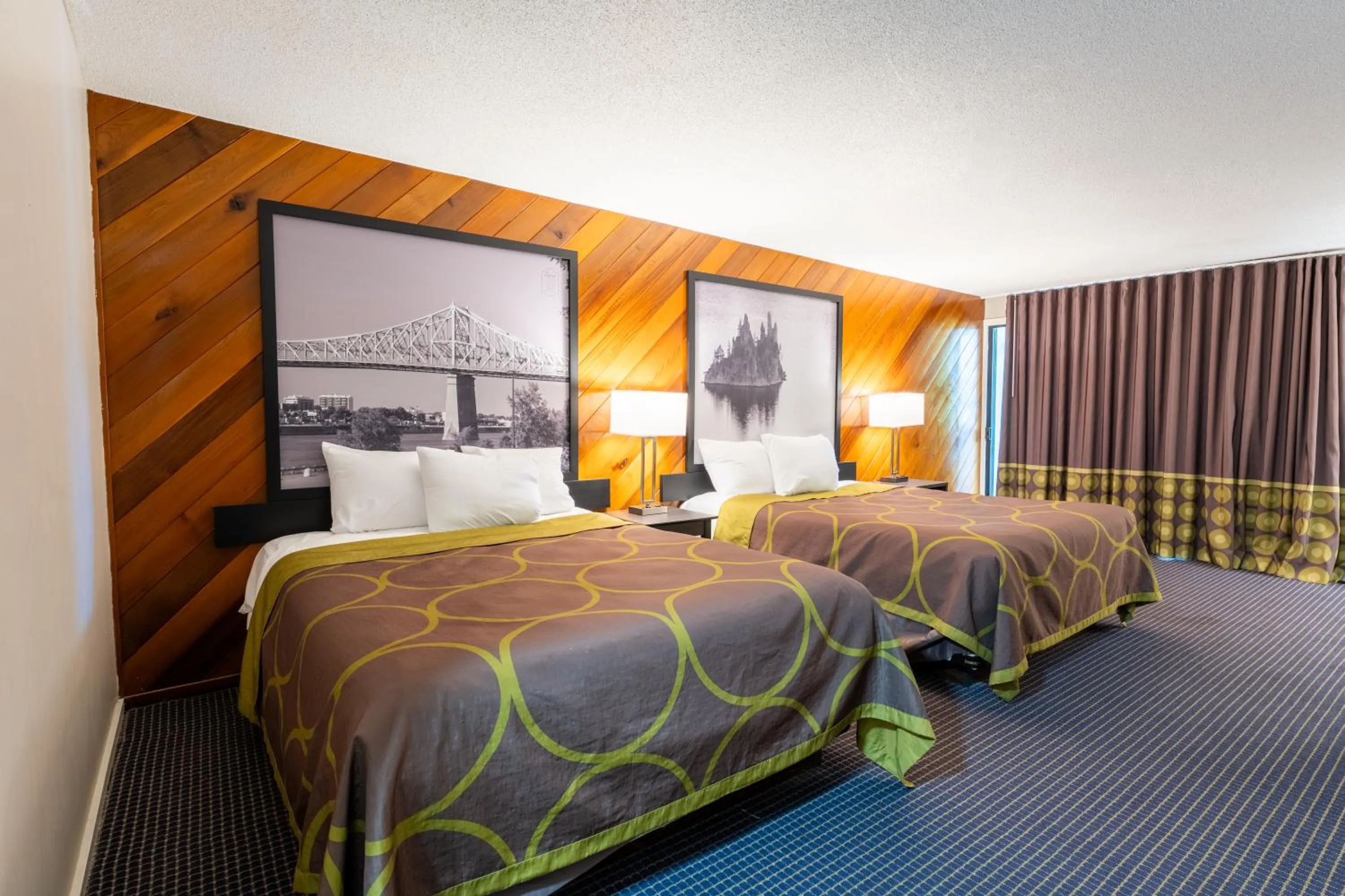 Bed in Super 8 by Wyndham Gananoque - Country Squire Resort