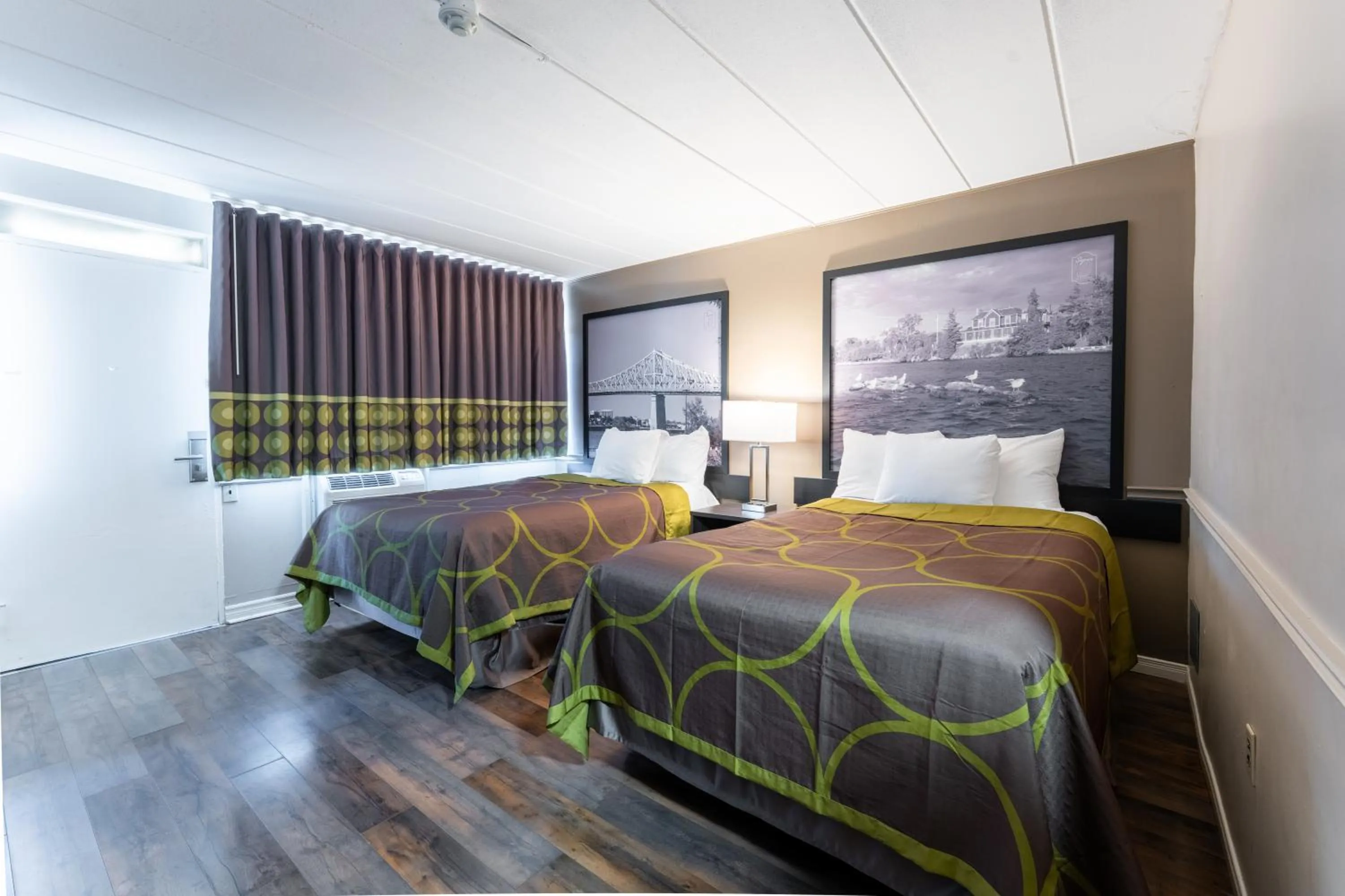 Bed in Super 8 by Wyndham Gananoque - Country Squire Resort