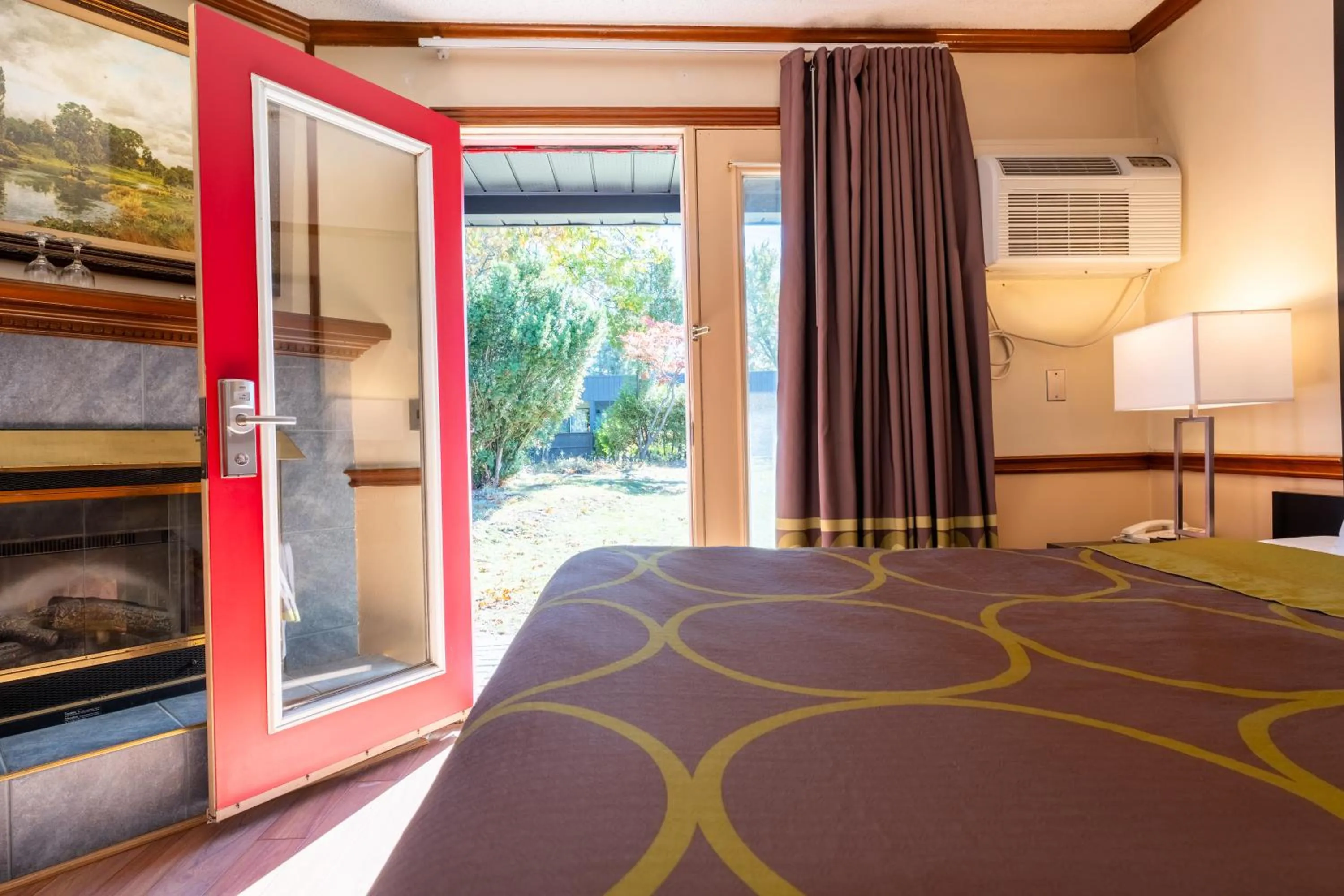 Bed in Super 8 by Wyndham Gananoque - Country Squire Resort