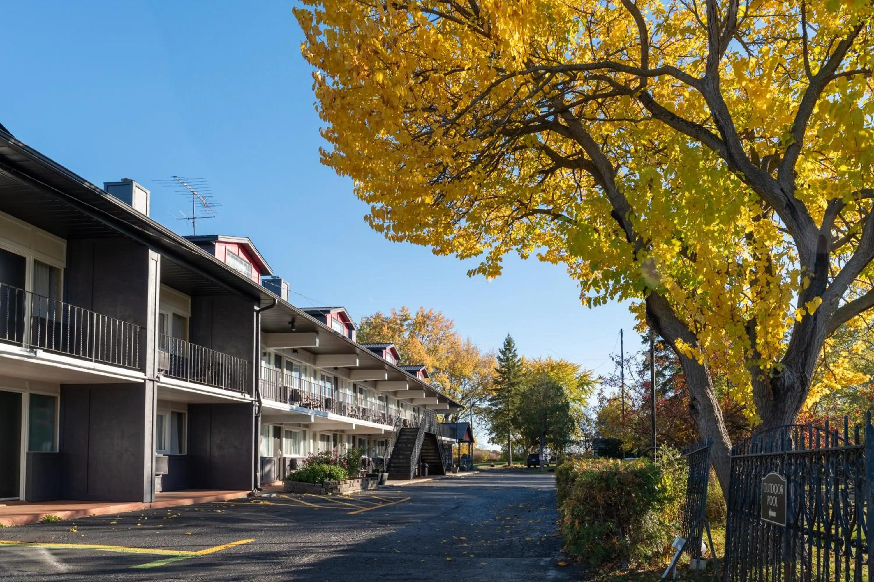 Property building in Super 8 by Wyndham Gananoque - Country Squire Resort