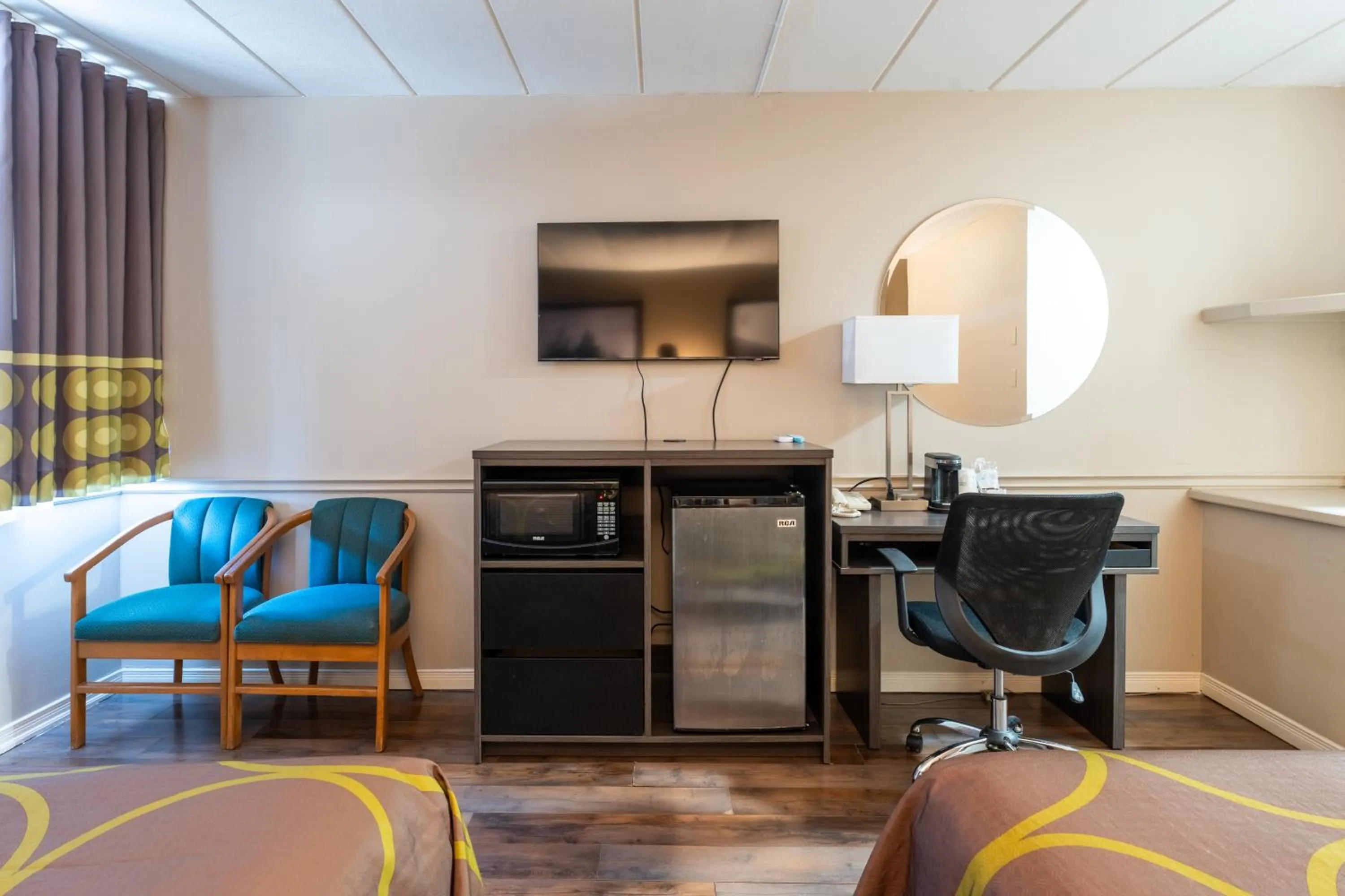 Bed in Super 8 by Wyndham Gananoque - Country Squire Resort