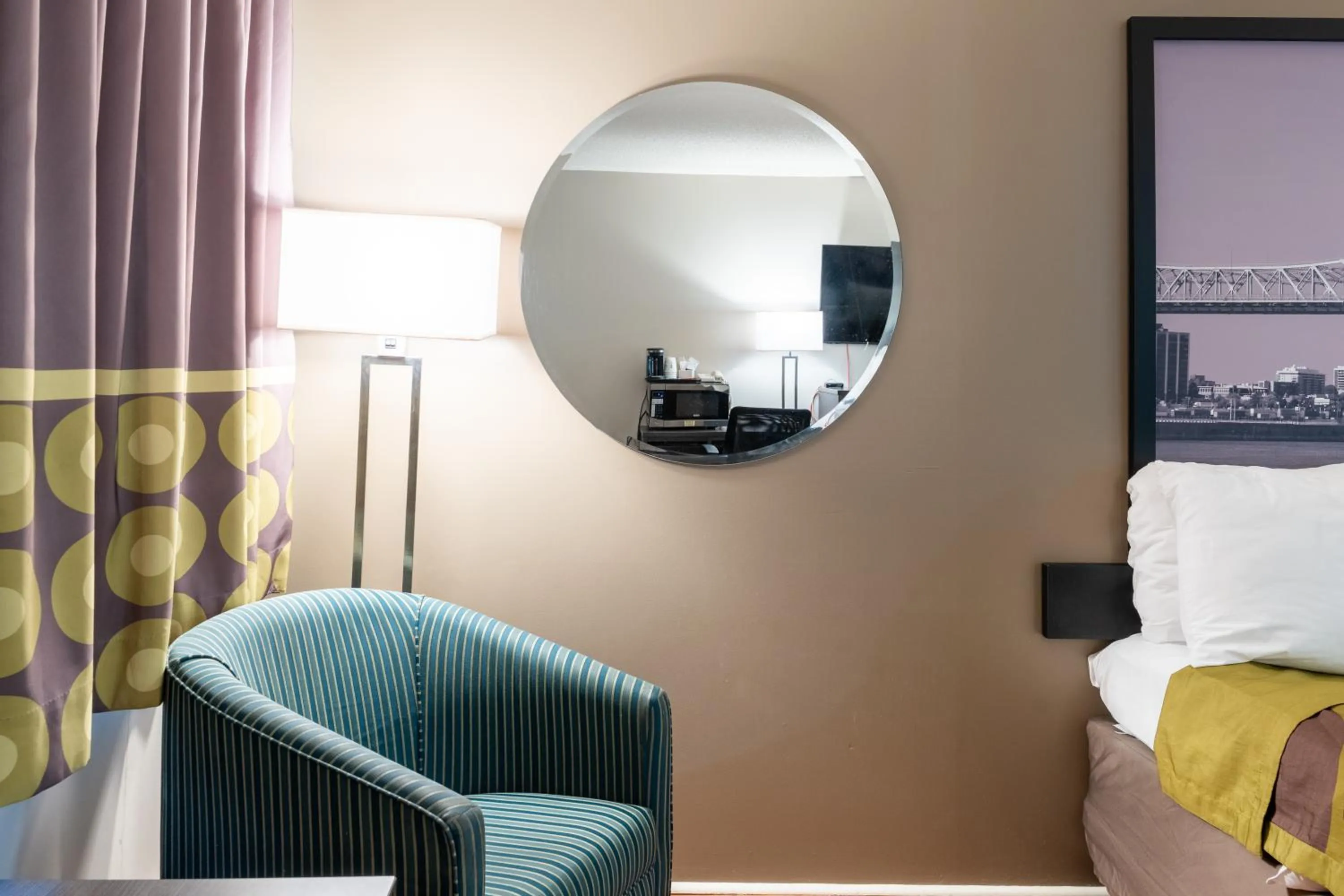 Bed in Super 8 by Wyndham Gananoque - Country Squire Resort