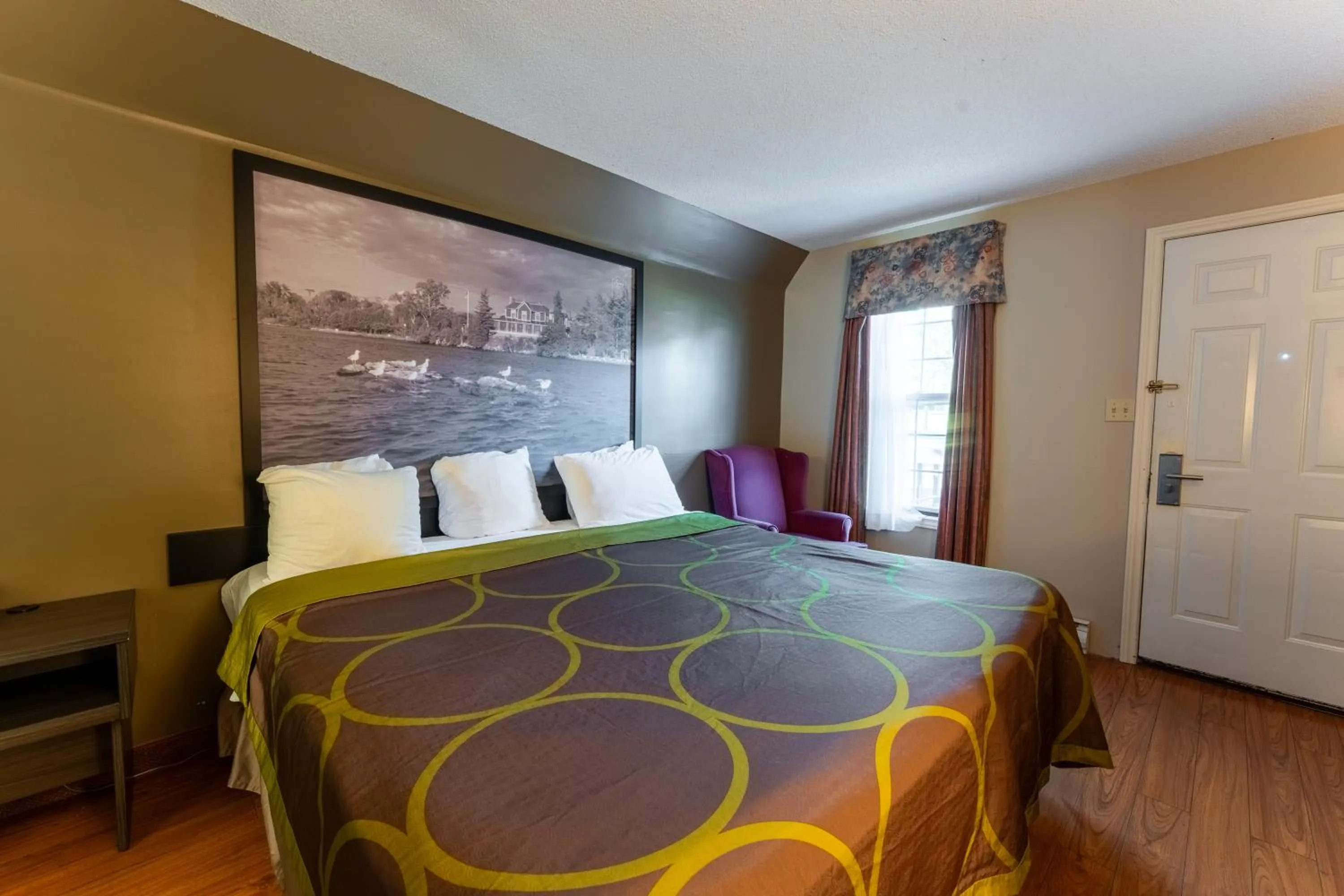 Bed in Super 8 by Wyndham Gananoque - Country Squire Resort