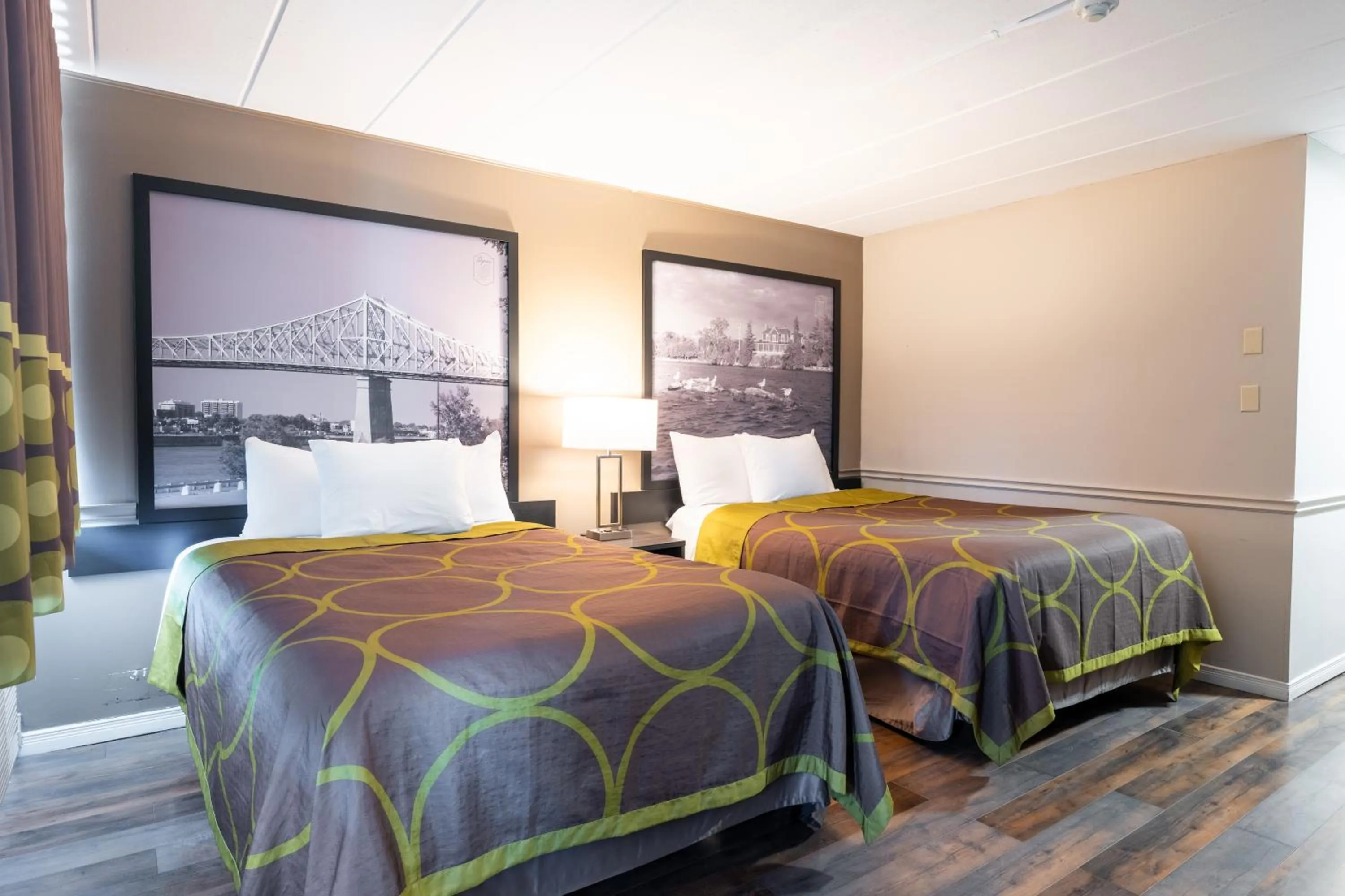 Bed in Super 8 by Wyndham Gananoque - Country Squire Resort