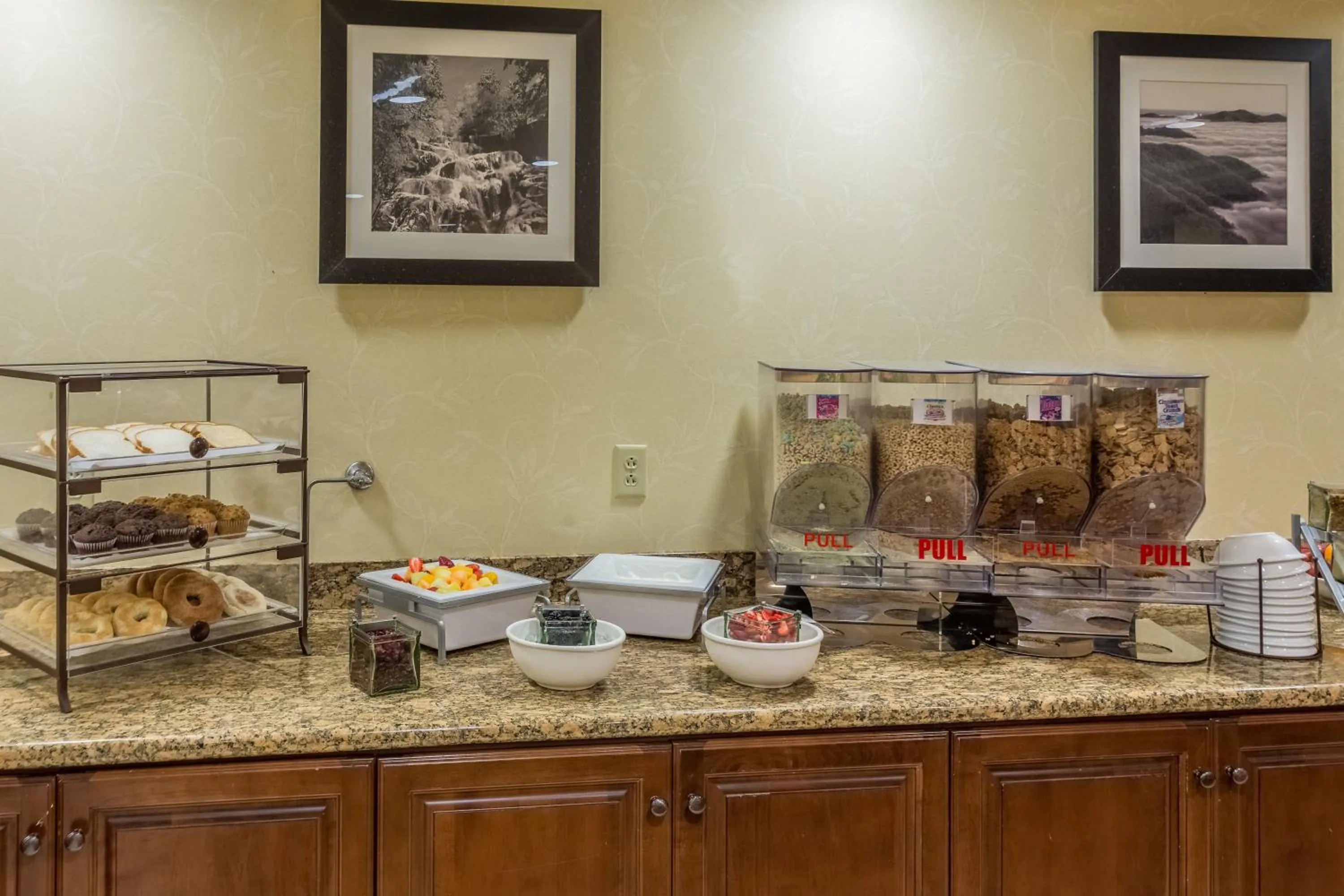 Restaurant/places to eat in Country Inn & Suites by Radisson, Knoxville at Cedar Bluff, TN