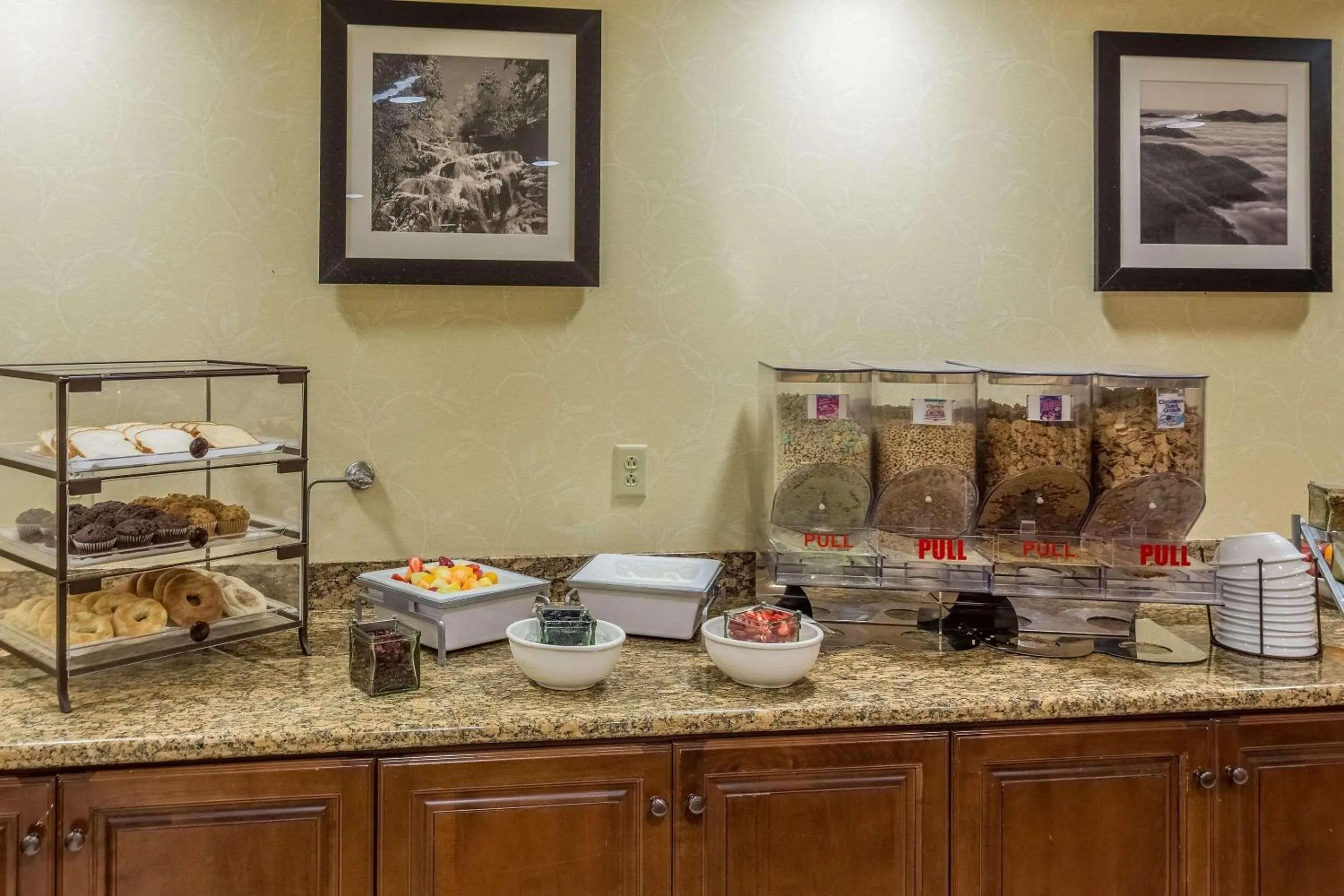 Breakfast in Country Inn & Suites by Radisson, Knoxville at Cedar Bluff, TN