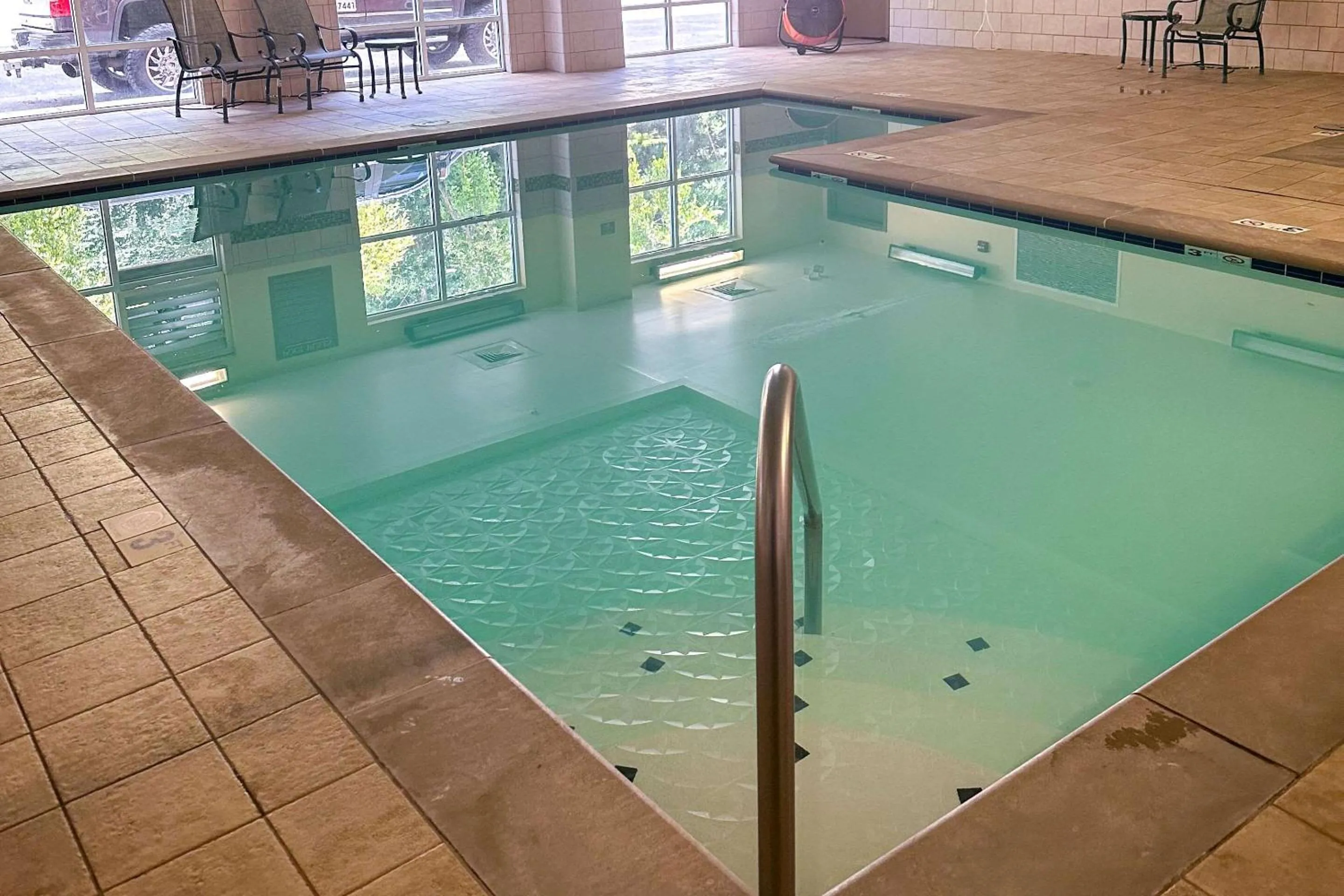 Swimming pool in Country Inn & Suites by Radisson, Knoxville at Cedar Bluff, TN