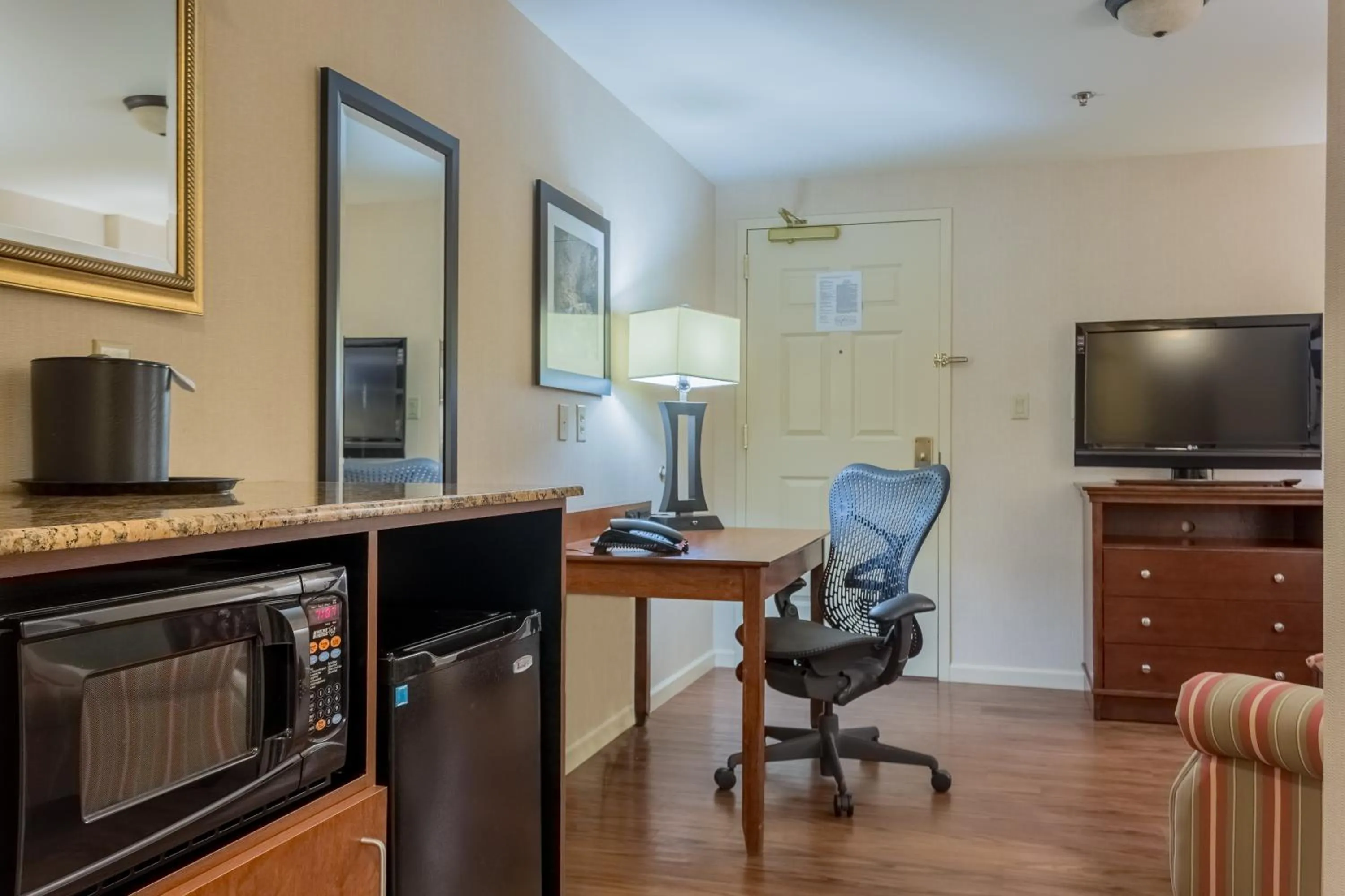 TV and multimedia in Country Inn & Suites by Radisson, Knoxville at Cedar Bluff, TN