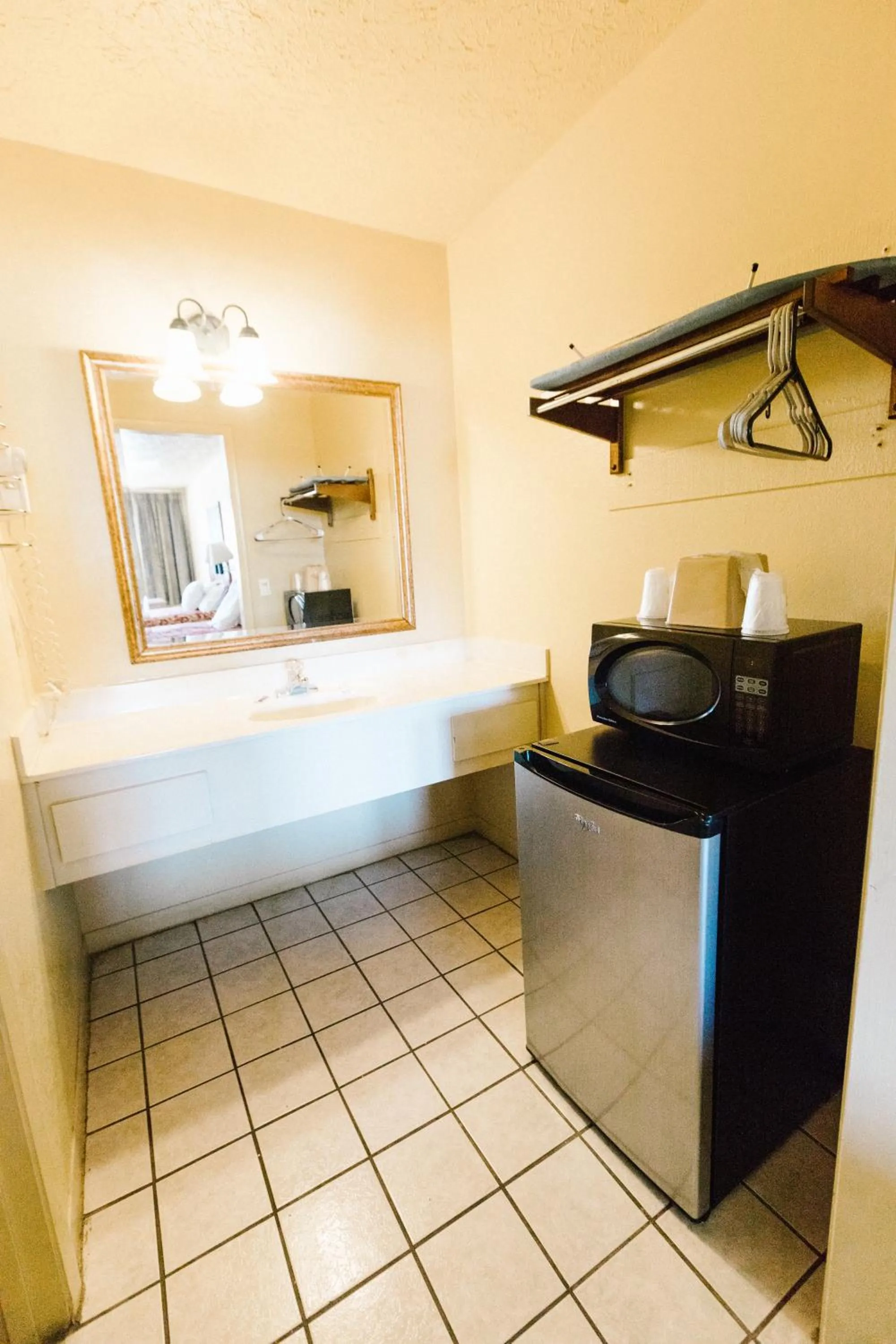 minibar in Summer Breeze Motel