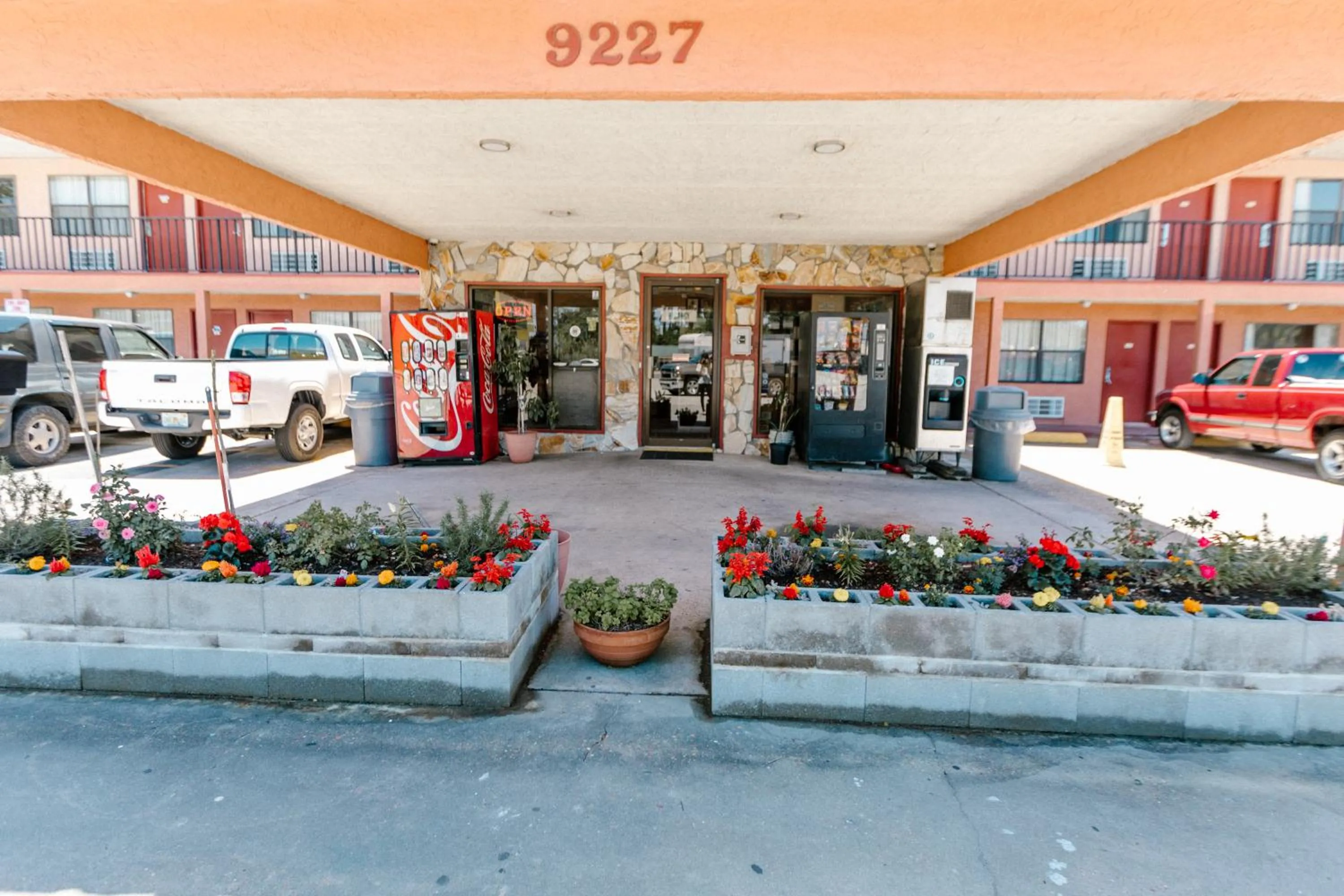 Facade/entrance in Summer Breeze Motel