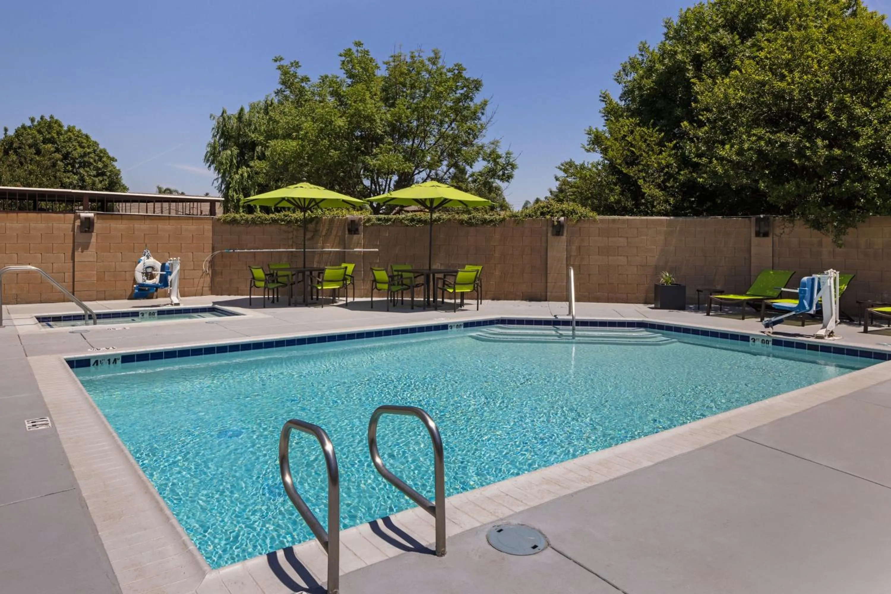 Swimming pool in Comfort Suites