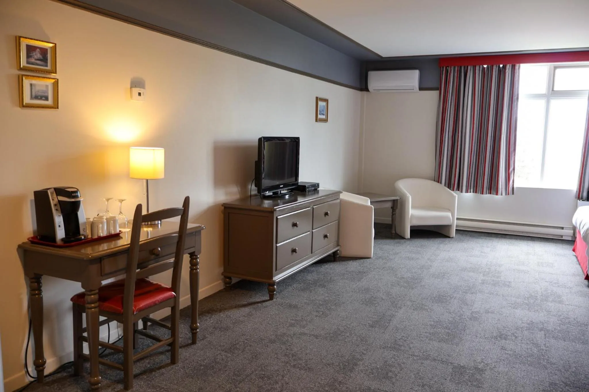 Bedroom in Hôtel au Petit Berger